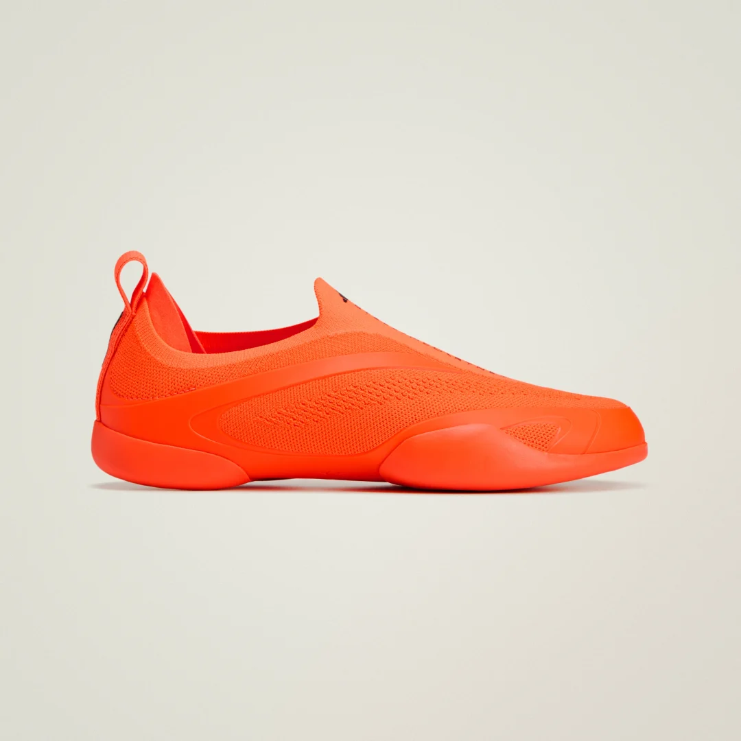 Detalle de Zapatilla de taekwondo adidas By Stella McCartney - naranja