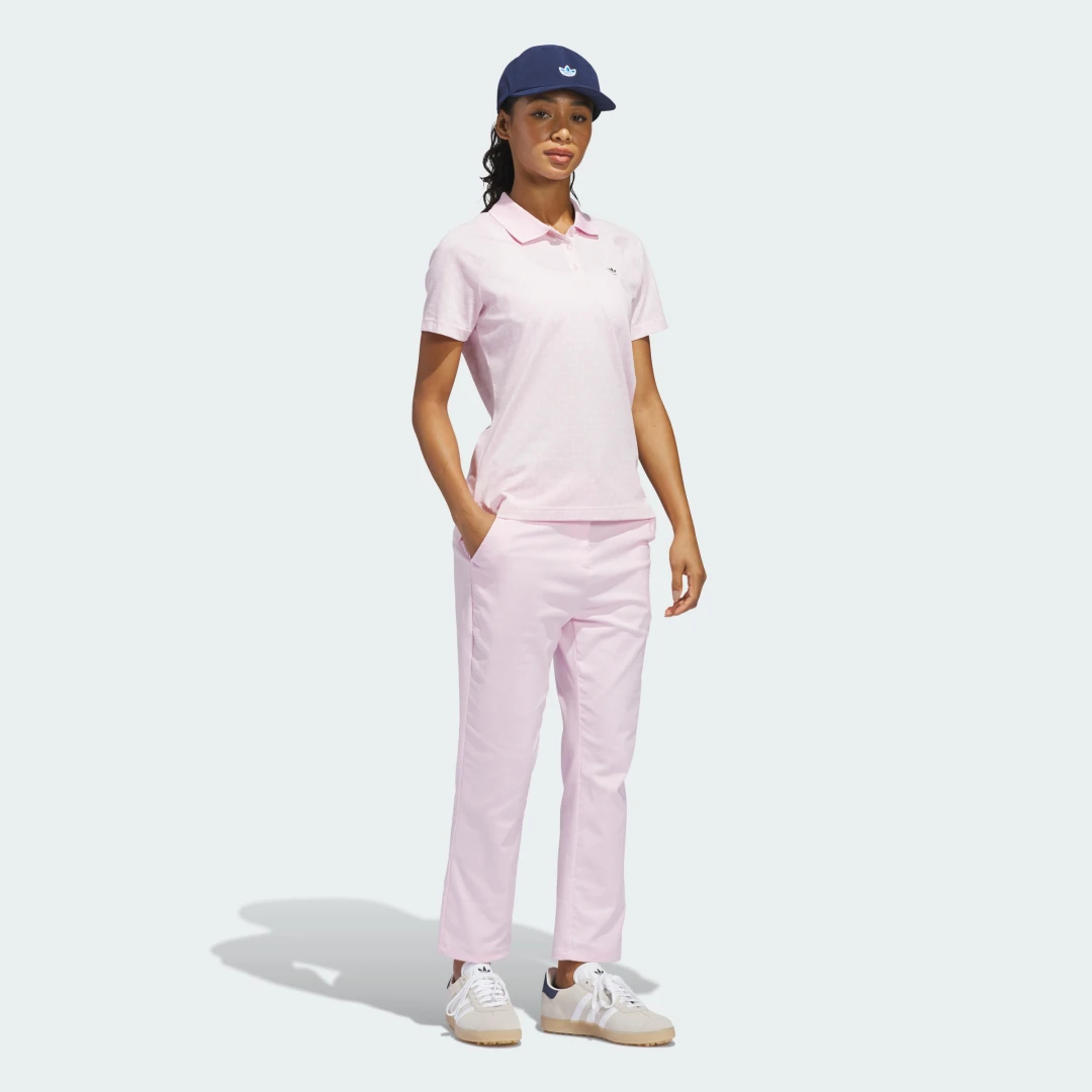 Detalle de Polo trébol Originals All Over de Adidas (rosa) – estilo casual con identidad de la marca