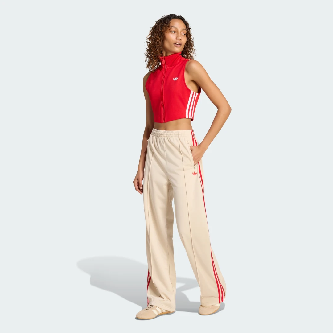 Detalle de Pantalón Firebird Loose de Adidas: estilo cómodo para el día a día