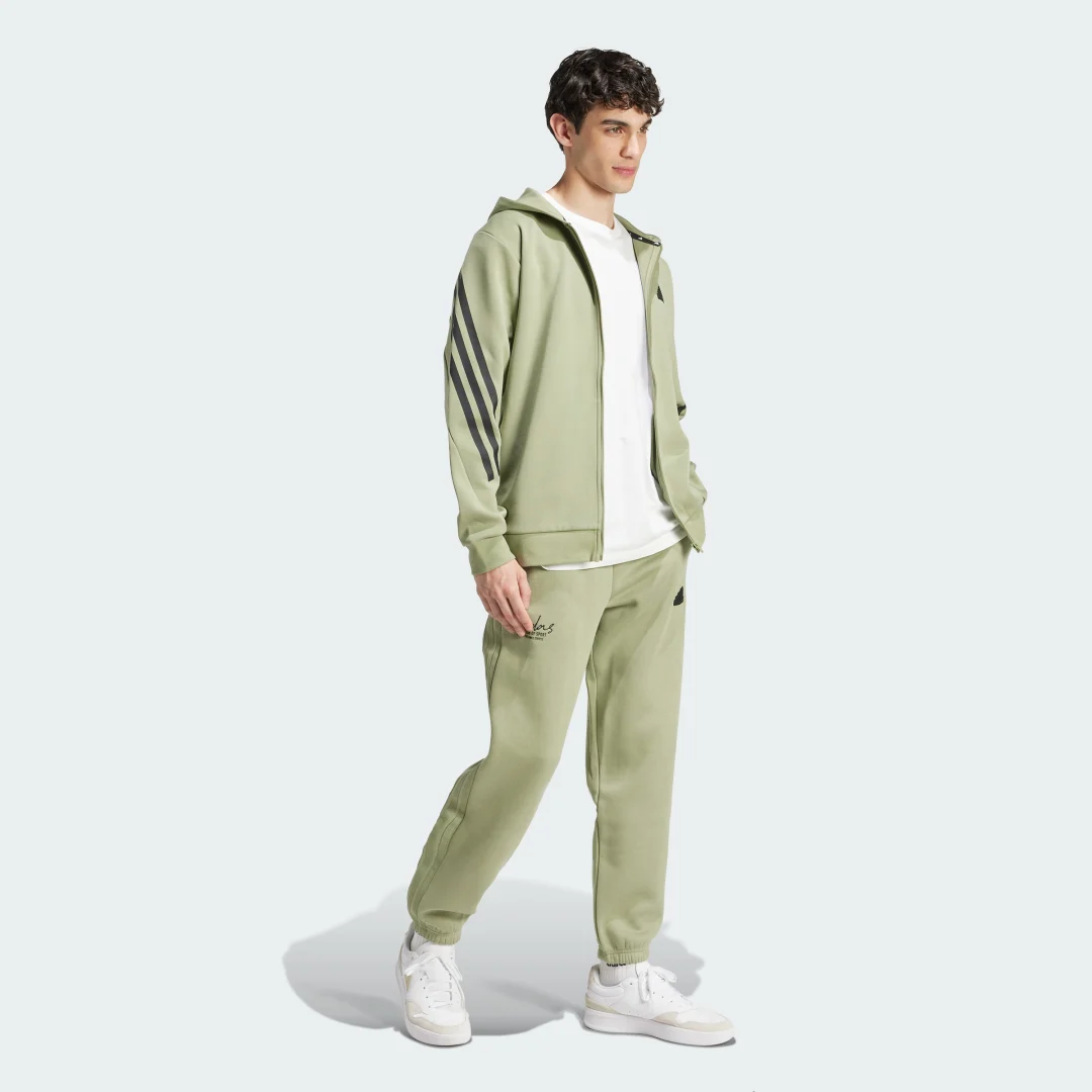 Detalle de Chaqueta con capucha Future Icons 3 bandas de Adidas — estilo y comodidad en verde