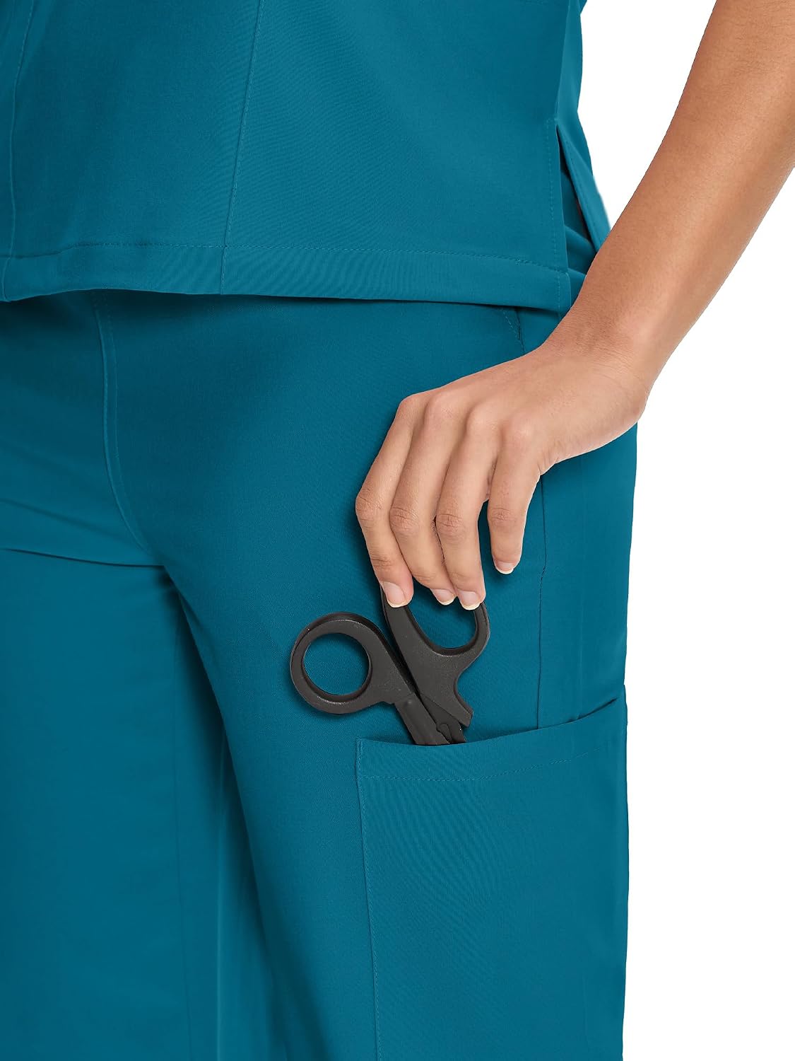 Detalle de COZYFIT Scrubs for Women: V-Neck Set, Straight-Leg Pants, 9 Pockets
