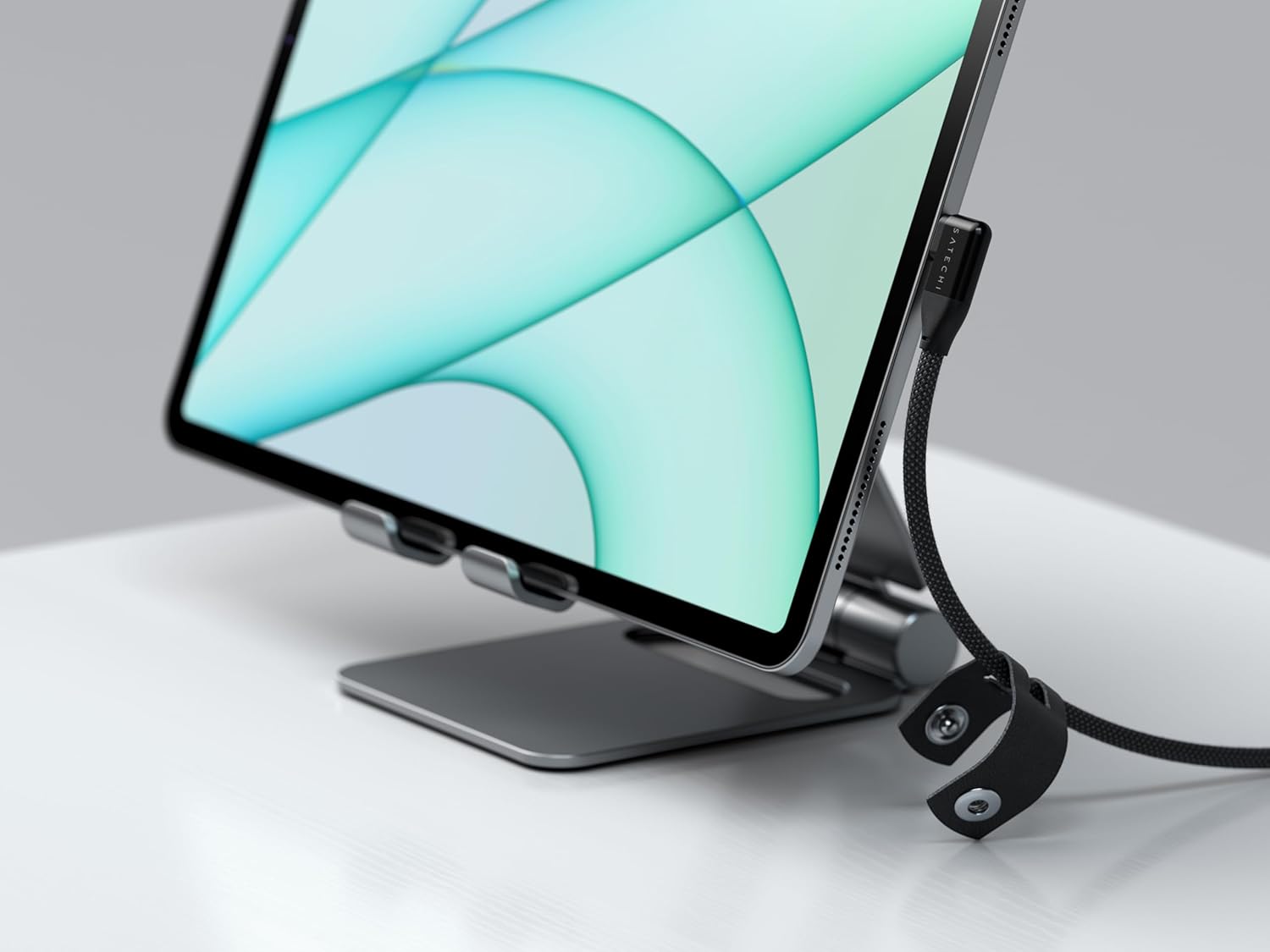 Thumbnail 1 de Satechi 90° Right Angle USB‑C to USB‑C Cable (240W PD, 20Gbps, 4K@60Hz) – 1m Braided, Black