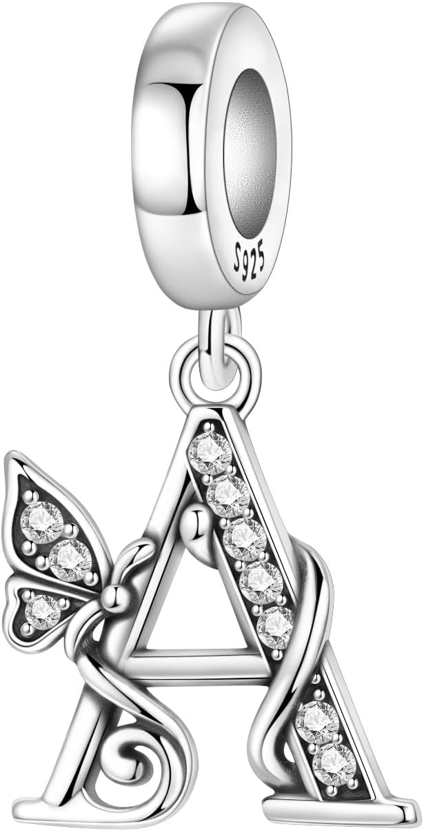 Detalle de PANPOKI fjärilsberlocker i 925-sterlingsilver, två initialhängen