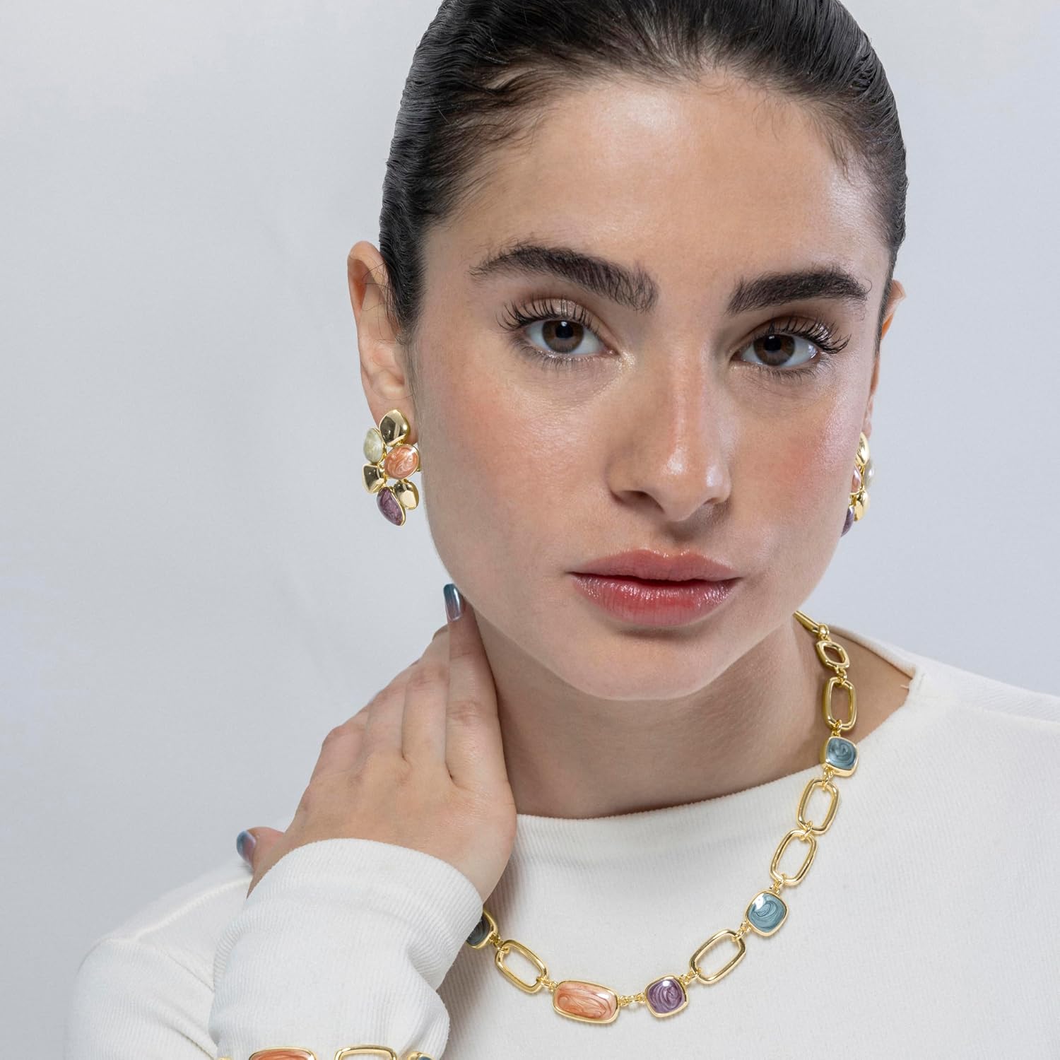 Detalle 2 de LUXENTER Niro Ohrringe aus Kunstharz in Orange mit 18 Karat Gelbgold-Optik – Unikat