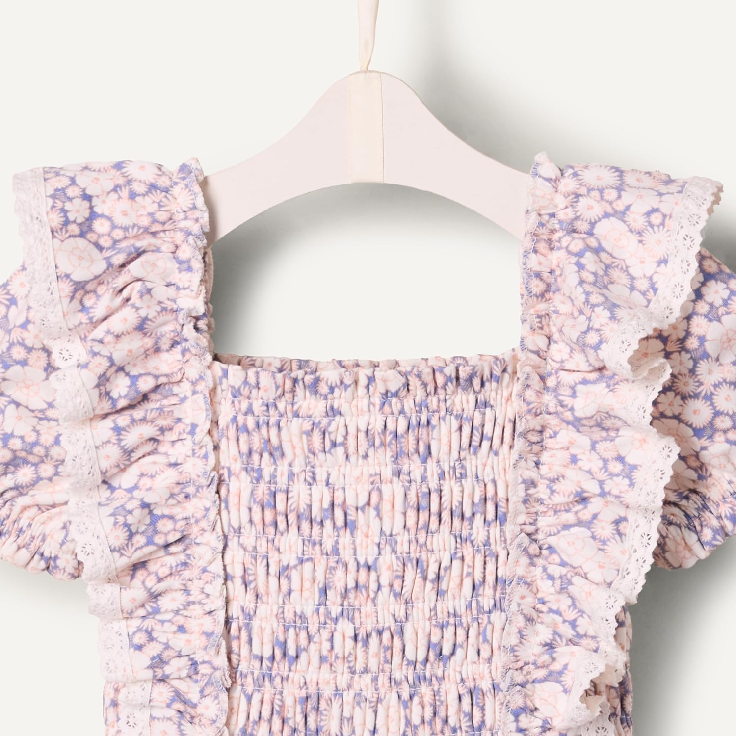 Detalle de Amazon Essentials Bébé Fille Robe en Maille brodée – collaboration Sofia Grainge
