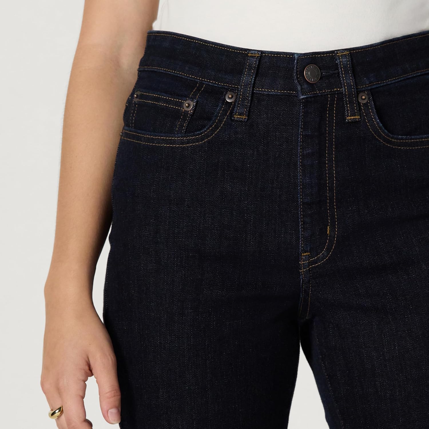 Thumbnail 4 de Amazon Essentials Women's High-Stretch Flattering High-Rise Flared Jeans