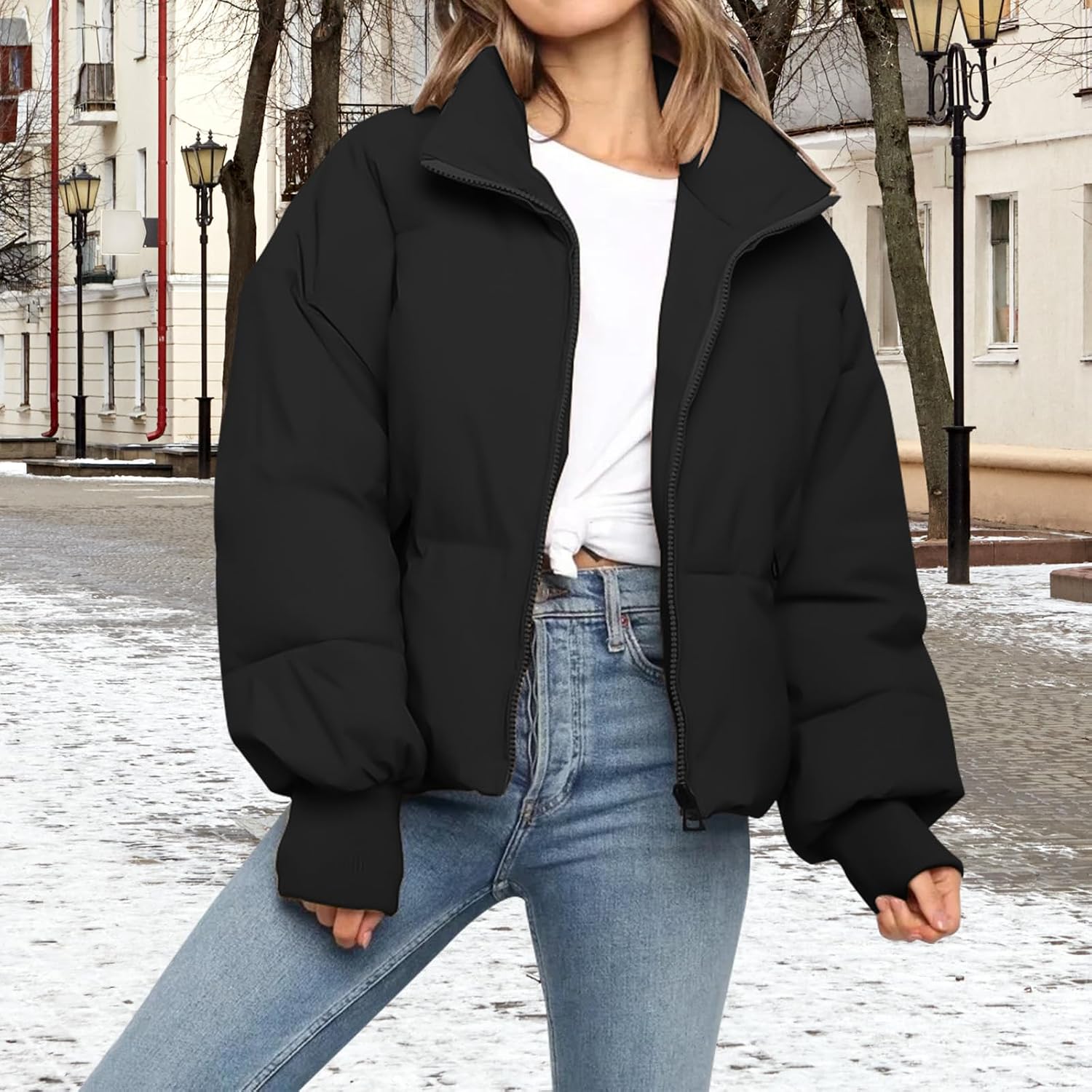 Detalle de Cropped Women's Winter Puffer Jacket — Quilted Outerwear