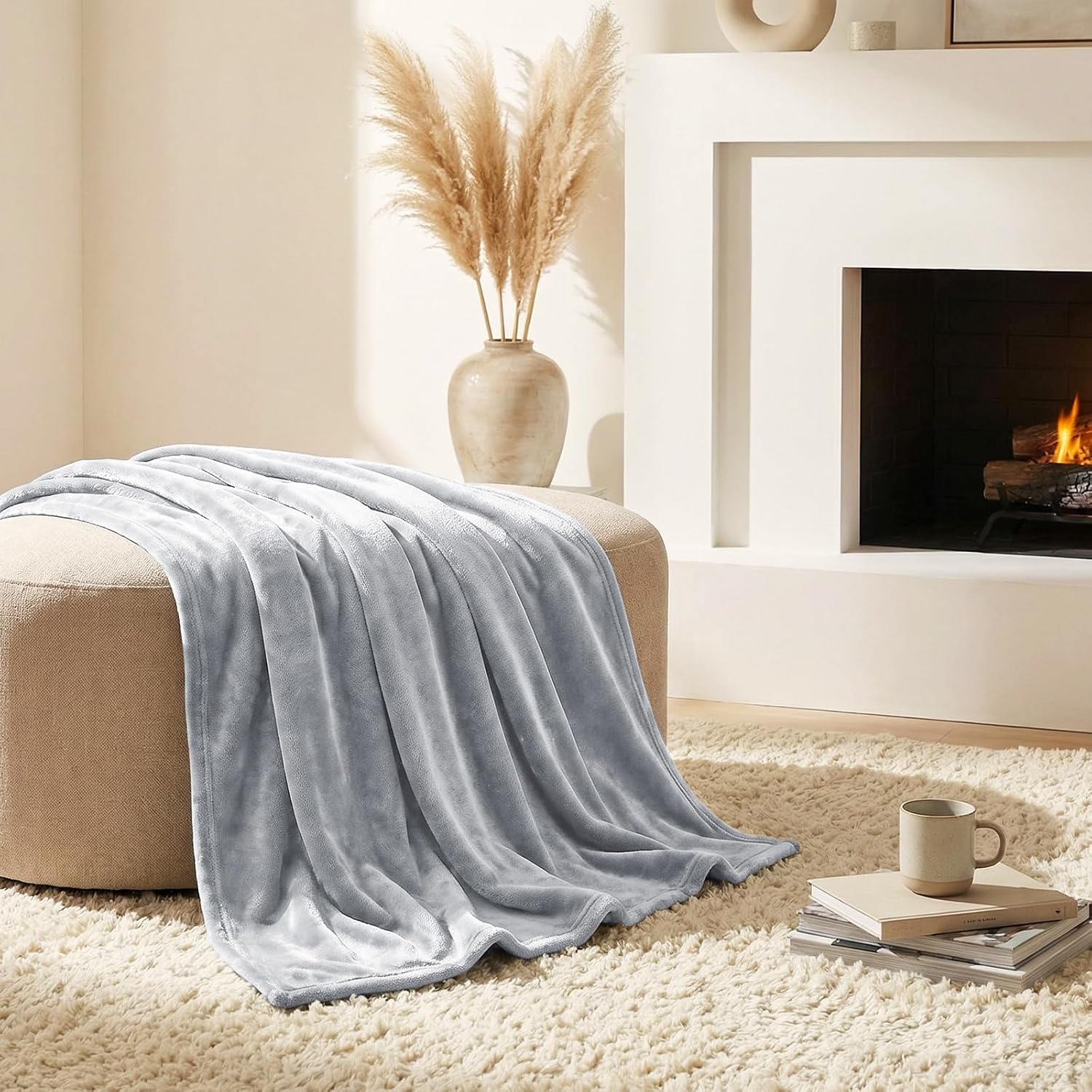 Detalle 2 de CozyLux Kuscheldecke Flauschig 2er Set (150x200 cm) in Hellgrau – warme, leichte Wohlfühldecken aus Flanell