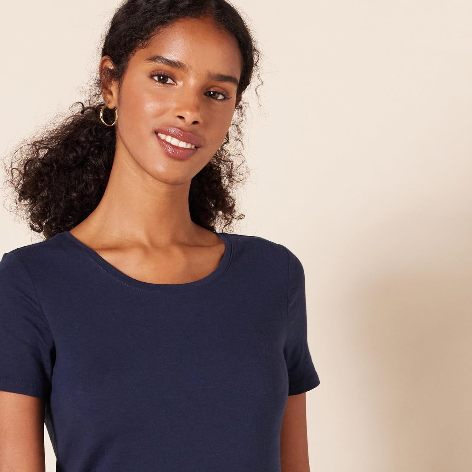 Thumbnail 3 de Amazon Essentials Women’s Regular-Fit Short-Sleeve T-Shirt Multipacks (Crewneck & V-Neck)
