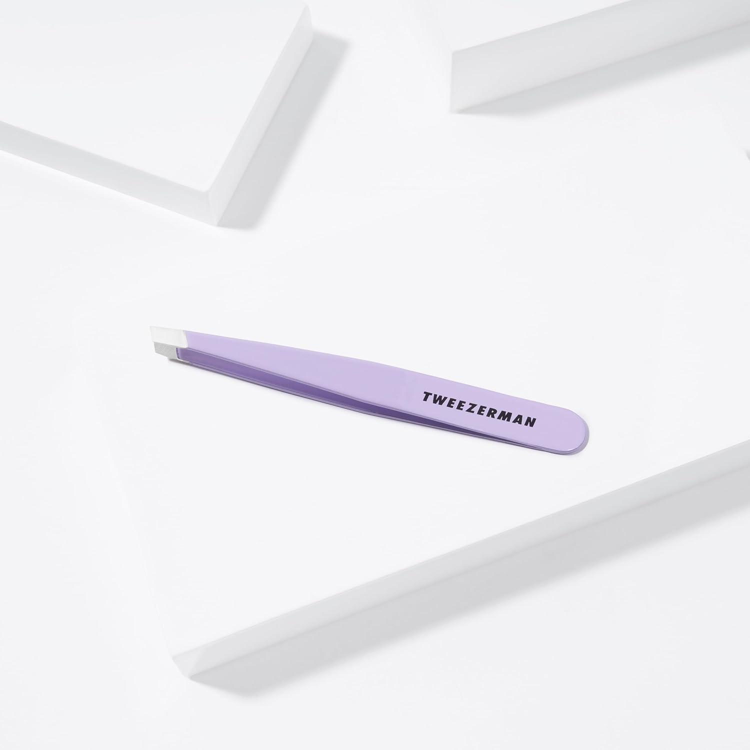 Detalle de TWEEZERMAN Slant Tweezer for Eyebrows, Lavender Stainless Steel, 25° Tip