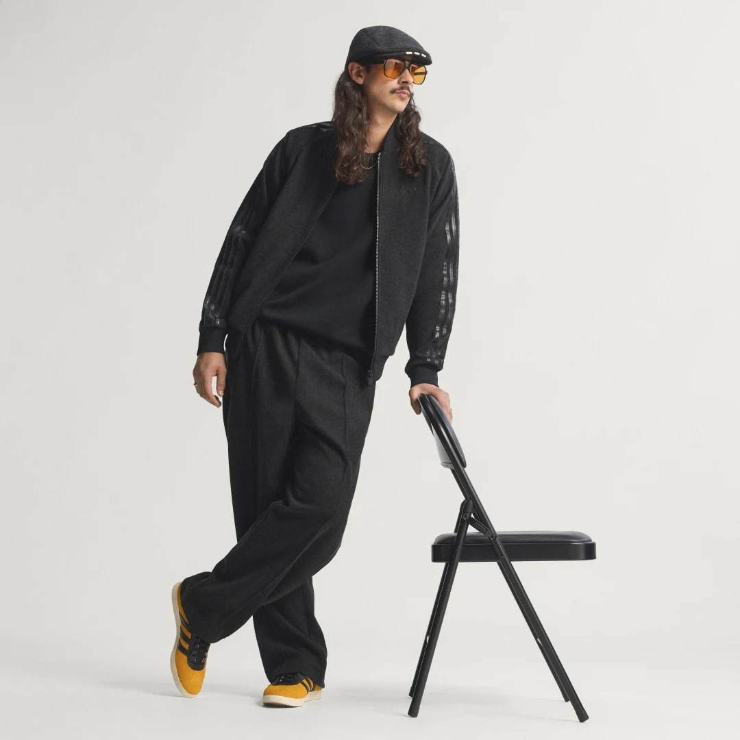 Detalle de Chaqueta deportiva Premium de Adidas: versatilidad y estilo en negro