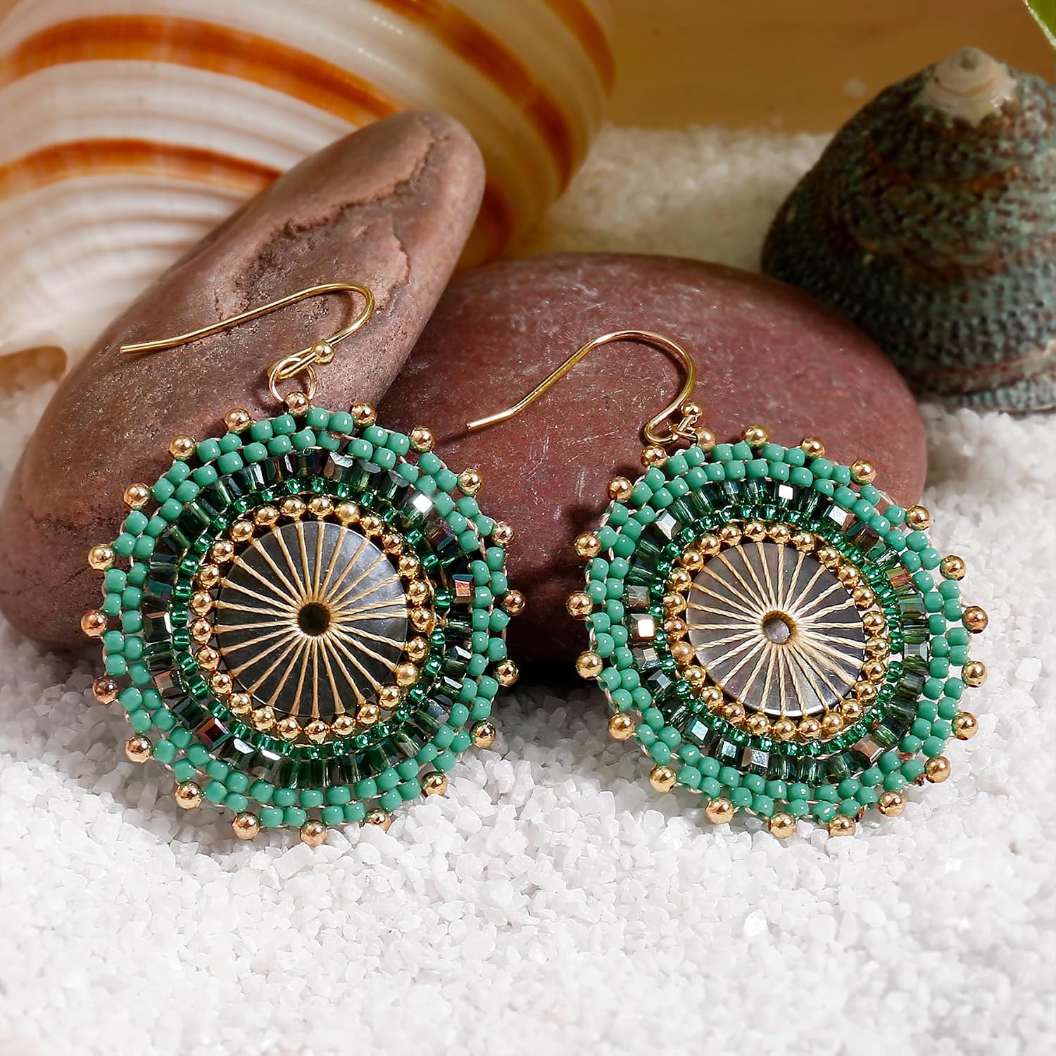 Detalle 2 de Bunte Perlenohrringe – handgefertigte Boho-Creolen aus böhmischen Perlen für Sommer & Strand