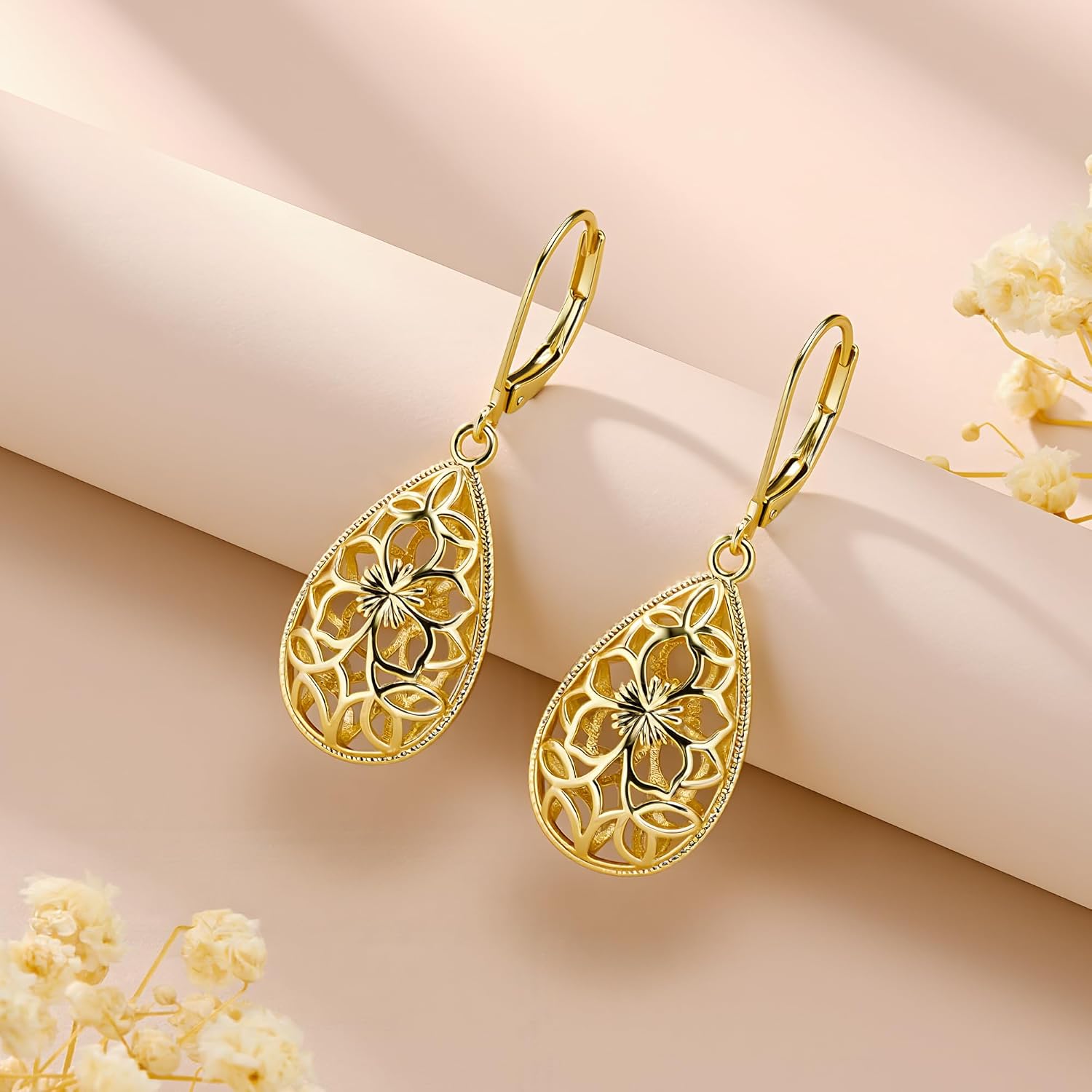 Detalle de Filigree Teardrop Earrings, 14K Gold-Plated Brass