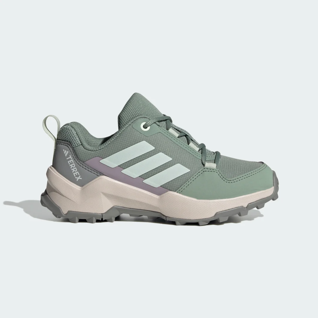 Detalle de Adidas Terrex Ax4r Hiking: Zapatilla de senderismo en verde para rutas moderadas