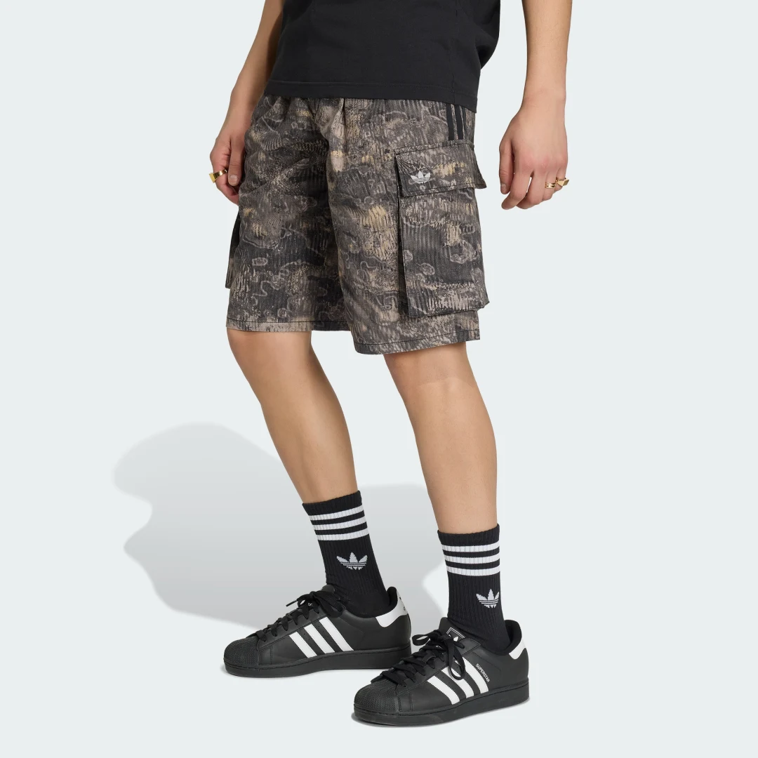 Detalle de Pantalones cortos cargo Adil(enium) Season 5 AOP de Adidas – Blanco