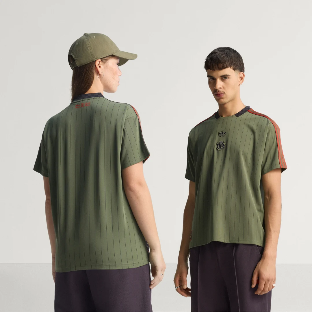 Detalle de Camiseta FC Bayern Terrace Icons de Adidas: comodidad y estilo para fans del Bayern