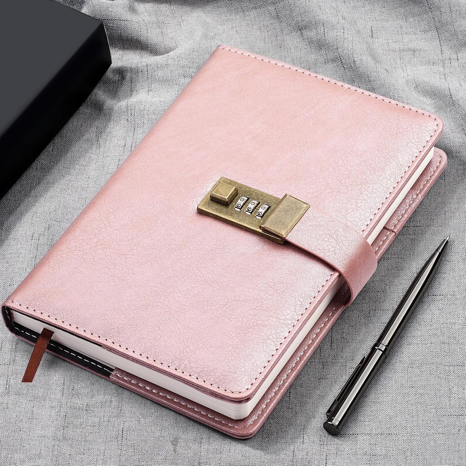 Detalle de WEMATE Schloss-Tagebuch A5 mit Passwortschloss, 240 Seiten, Vintage PU-Leder – inkl. Stift und Geschenkbox