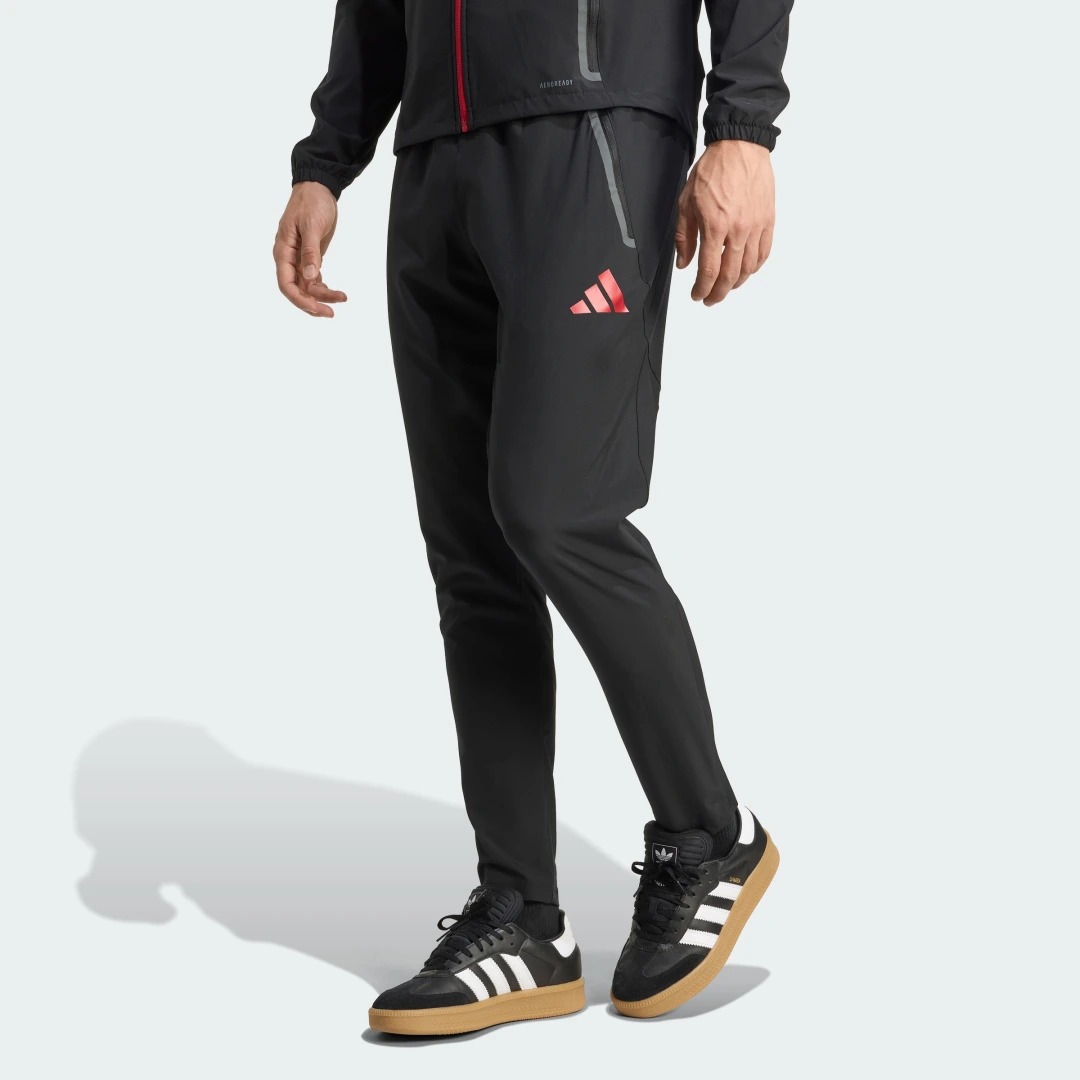 Detalle de Pantalón Liverpool FC Tiro 25 Competition Vis Tech Travel de Adidas: para fans y entrenamientos discretos