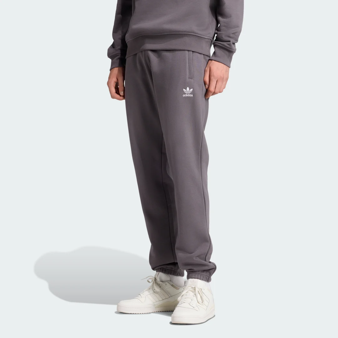 Detalle de Pantalón Trefoil Essentials de Adidas — estilo y comodidad en gris
