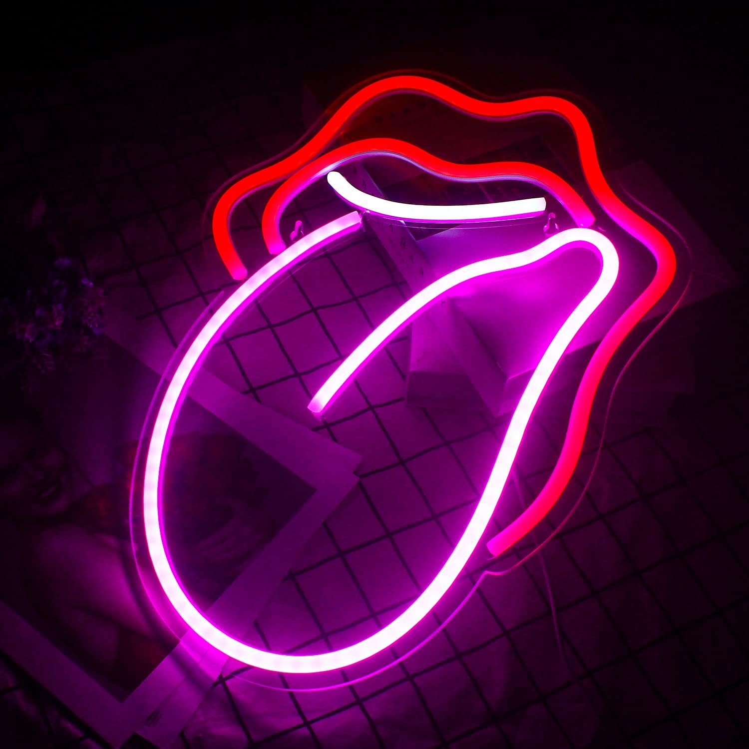 Detalle de Wanxing neonbord met vuurrode lippen, tongvorm en USB-aansluiting