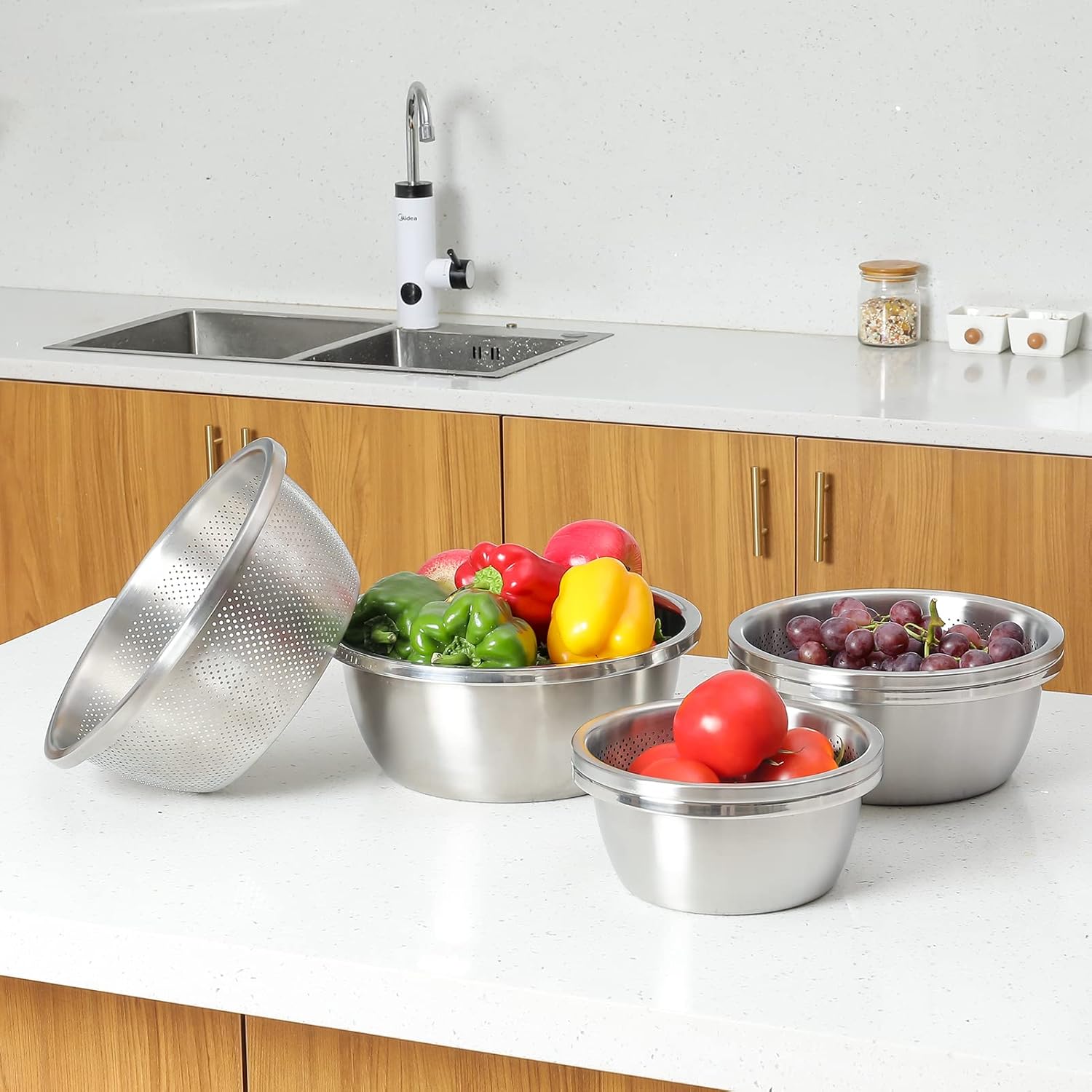 Thumbnail 1 de 304 Stainless Steel Microporous Colander (5QT) with Mixing Bowl for Draining Pasta, Rice & More (2-Piece)