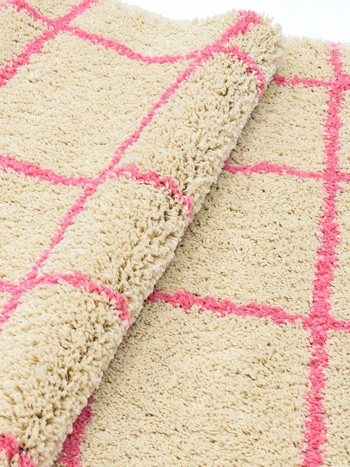 Detalle de RugVista Grid Rug 160 x 230 cm, Beige/Pink Medium-Pile Rug