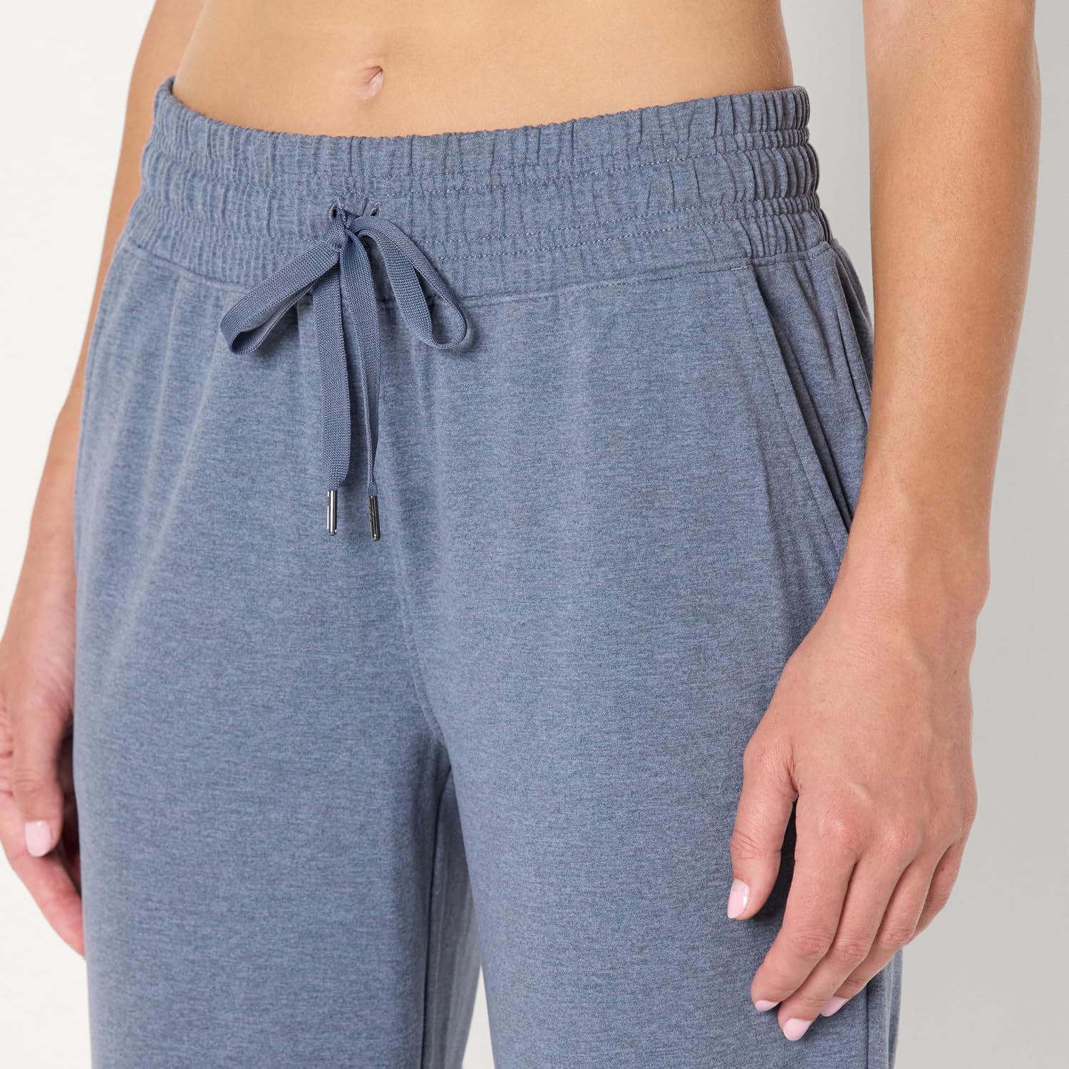 Detalle de Amazon Essentials Women’s Athletic Soft Performance Cropped Capri Workout Jogger (Relaxed Fit)
