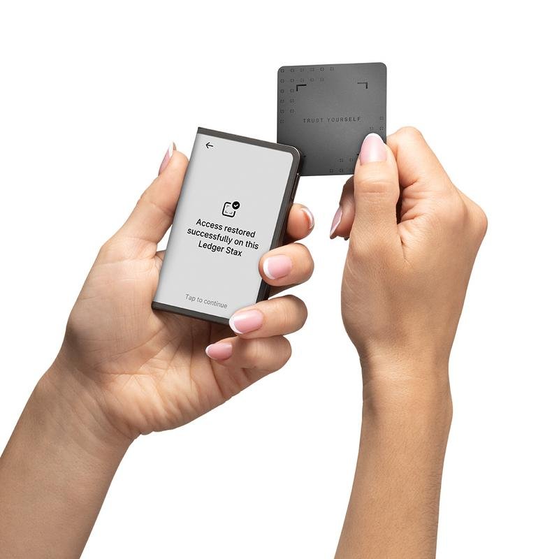 Detalle 2 de Ledger Stax Crypto: monedero offline con Bluetooth y USB-C para cripto y NFTs