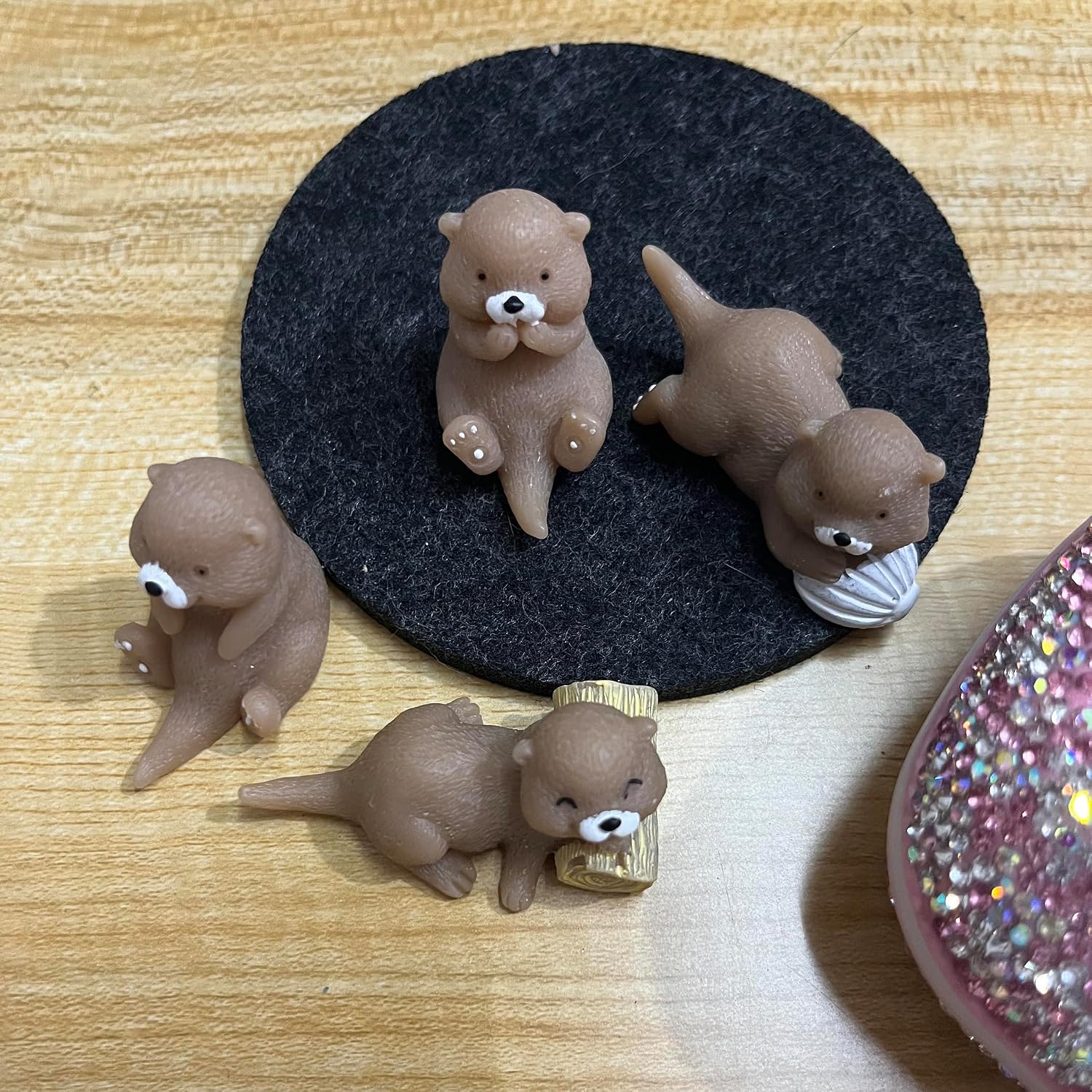 Detalle 1 de Vagocom Miniature Otter Figurines 24-Piece Set