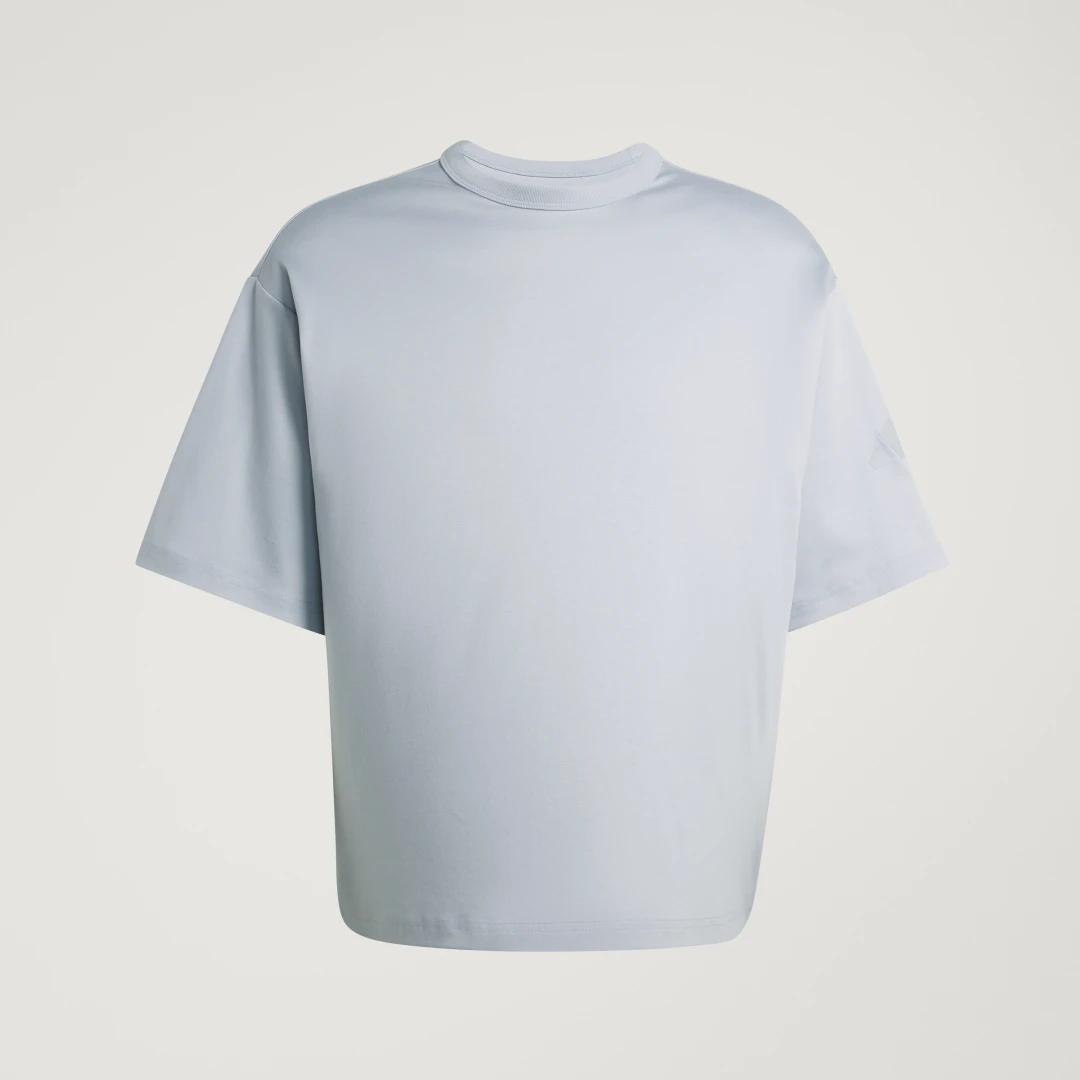Detalle 2 de Camiseta Soft Lux de Adidas – Gris: comodidad para el día a día