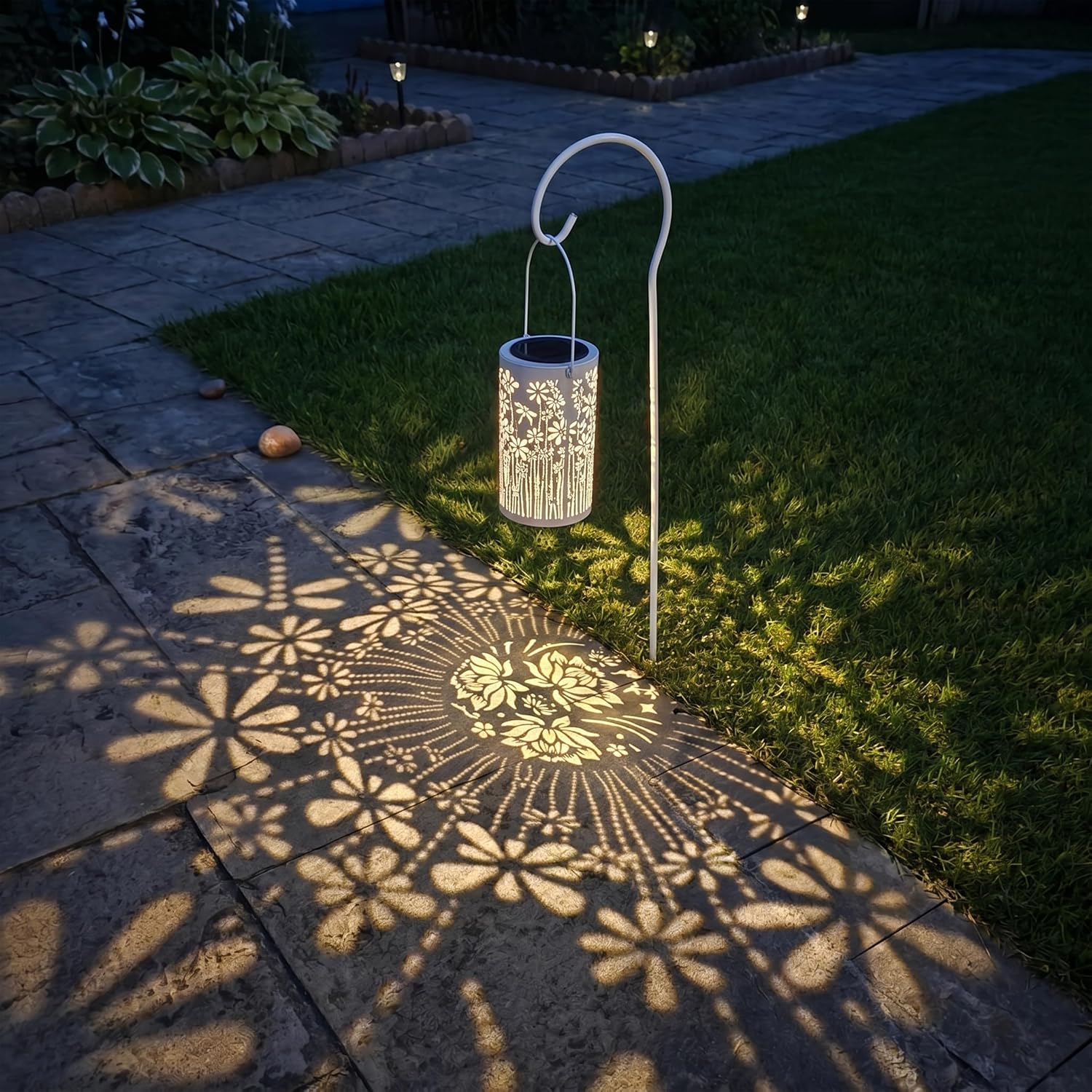 Detalle 2 de Freekite Solar Lantern for Garden with Shepherd’s Hook (IP65) – metal outdoor decorative path light