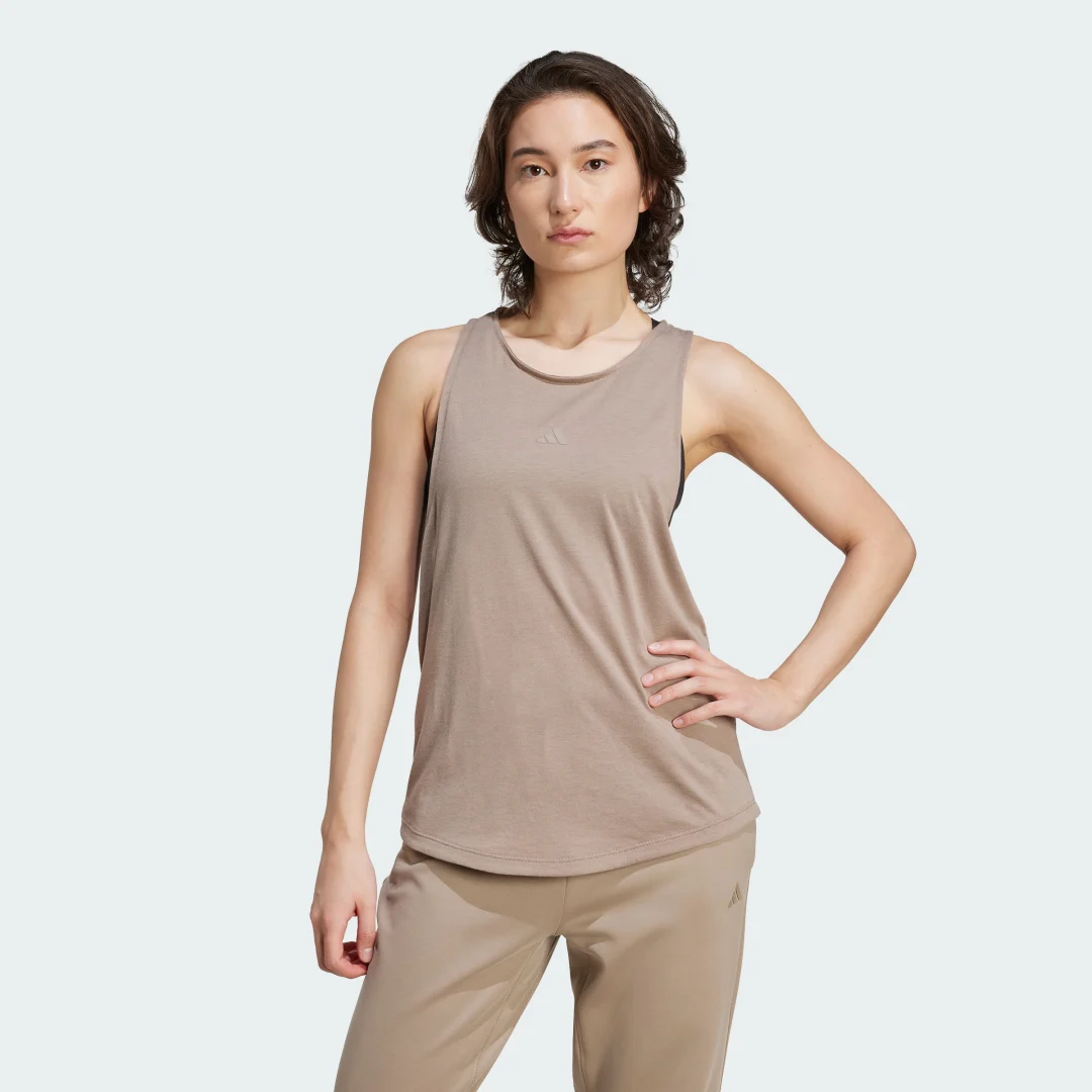 Detalle de Adidas Yoga Essentials, camiseta de tirantes marrón