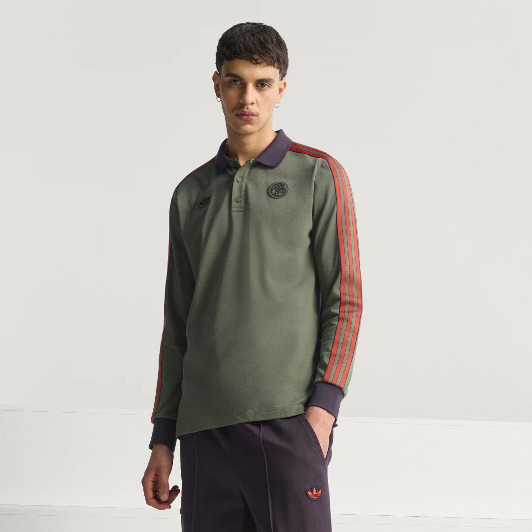 Detalle de Polo manga larga FC Bayern Terrace Icons de Adidas en verde