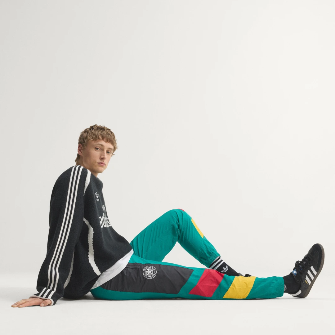 Detalle de Pantalón Alemania EQT de Adidas – verde, estilo urbano y cómodo para el día a día