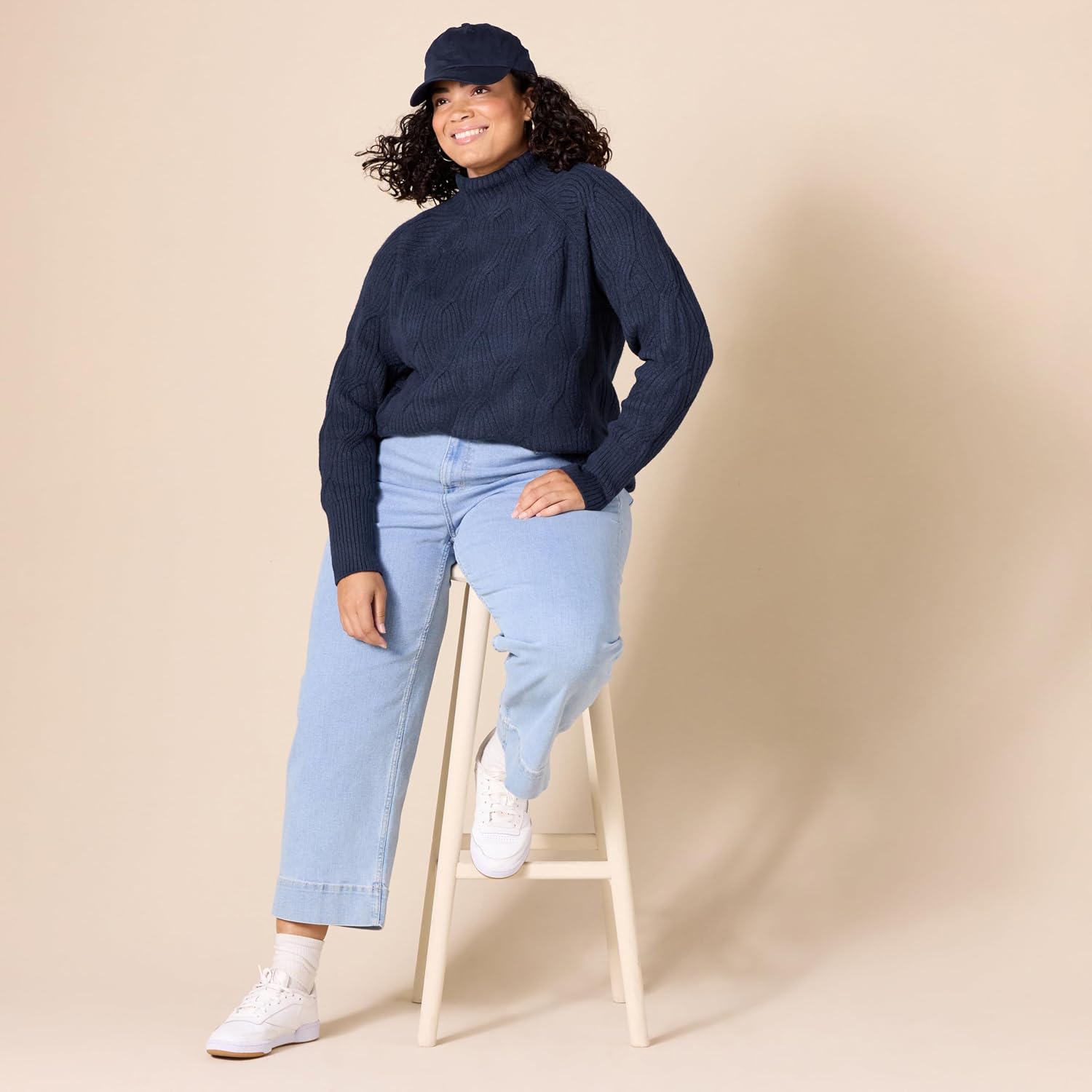 Thumbnail 5 de Amazon Essentials Women's Soft Touch Cable Knit Funnel Neck Jumper