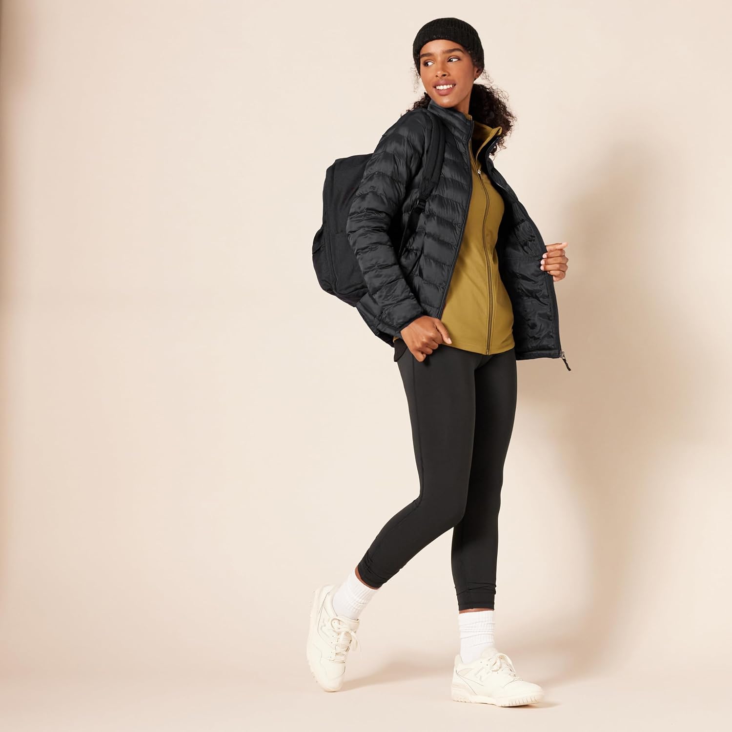 Detalle de Amazon Essentials Women's Lightweight Water-Resistant Packable Puffer Jacket (Plus Size)