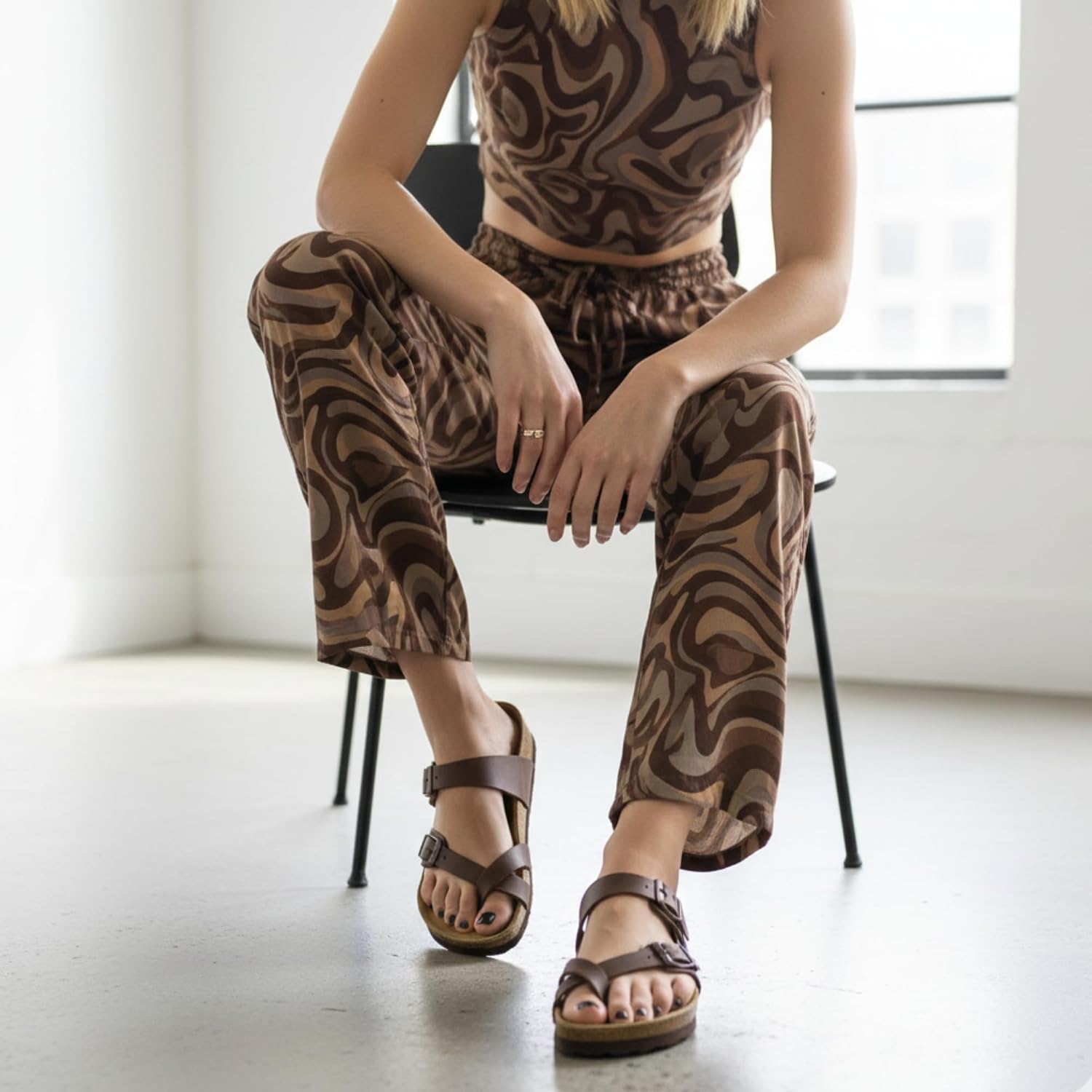 Detalle 1 de CUSHIONAIRE LUNA-Parent Luna Sandals with Crossover Straps and Arch Support
