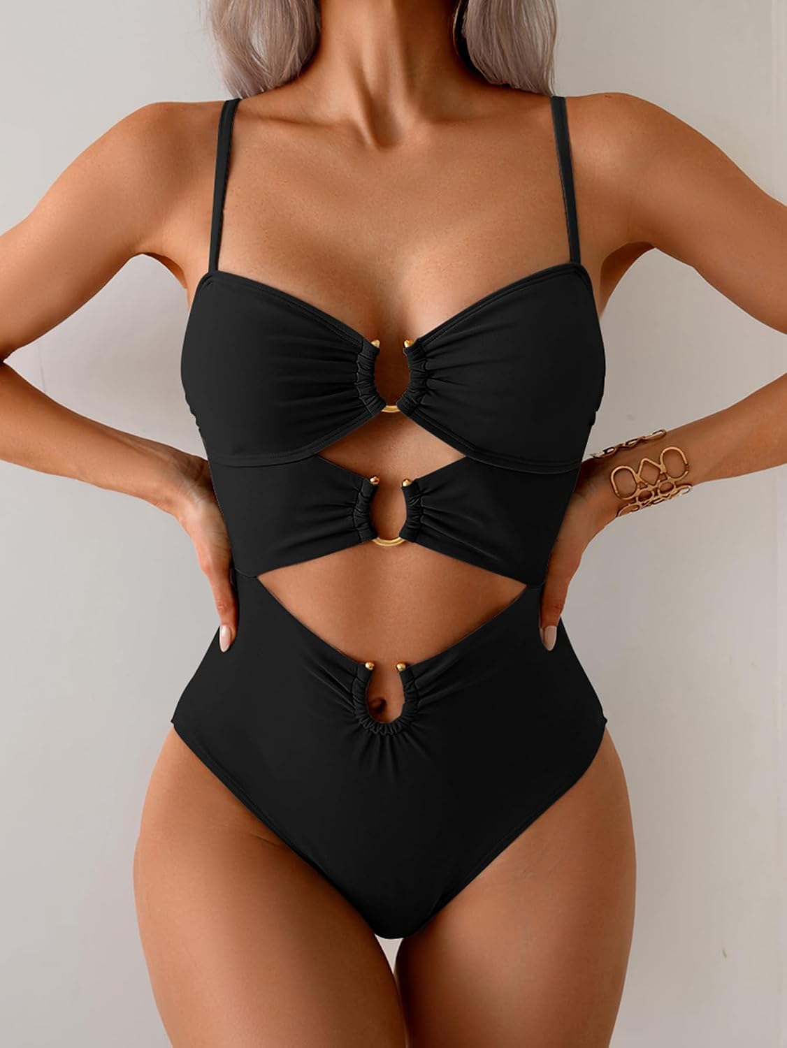 Detalle de Eomenie Cutout Ring Monokini: A Flattering Beach Vacation One-Piece