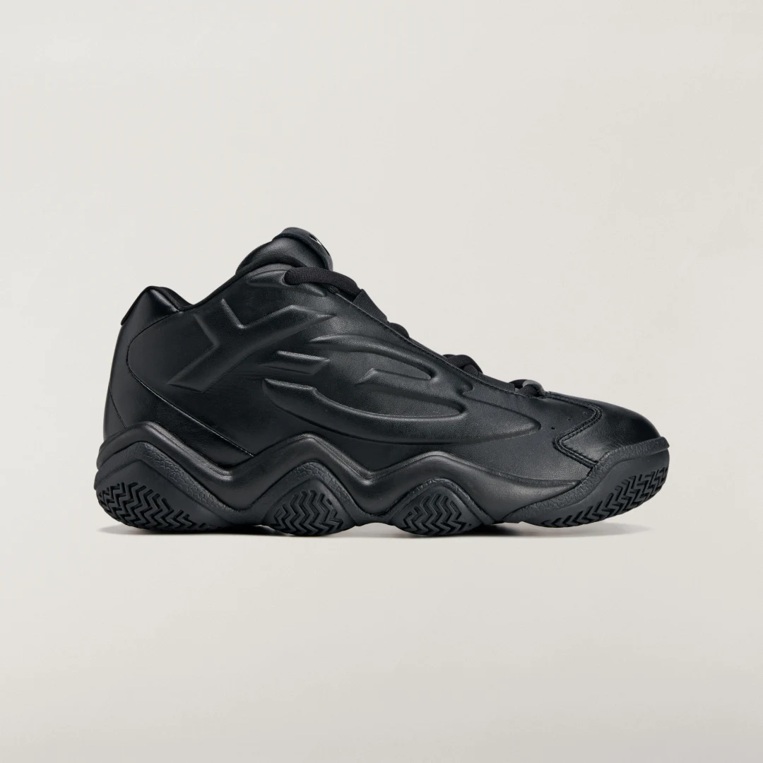 Detalle de Zapatilla Y-3 MEGABALL de Adidas: estilo y presencia premium en negro