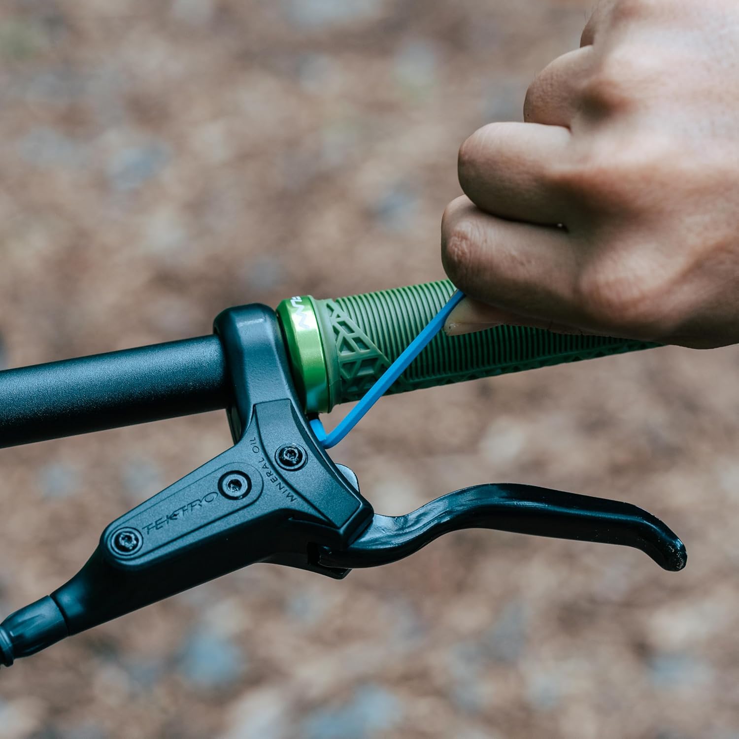 Detalle 2 de Funn Hilt JR Poignées de Guidon VTT avec Verrouillage unique pour jeunes cyclistes (Ø 19 mm) – légère et compacte