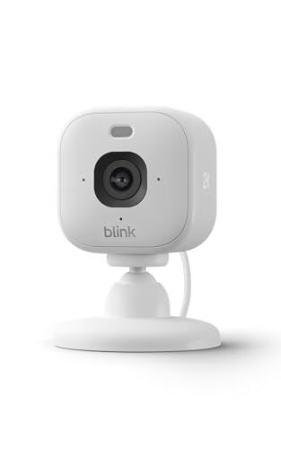 Detalle de Cámara Mini 2K+ Blink (última generación) con enchufe — seguridad doméstica 2K, visión nocturna en color y control por Alexa