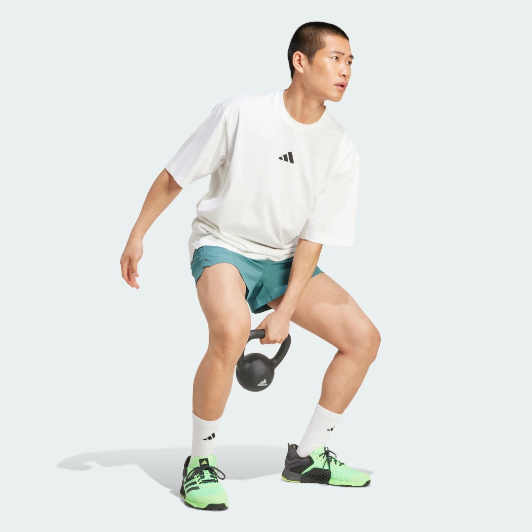 Detalle de Pantalón corto PrimeLift de Adidas: comodidad y rendimiento para entrenos en verde