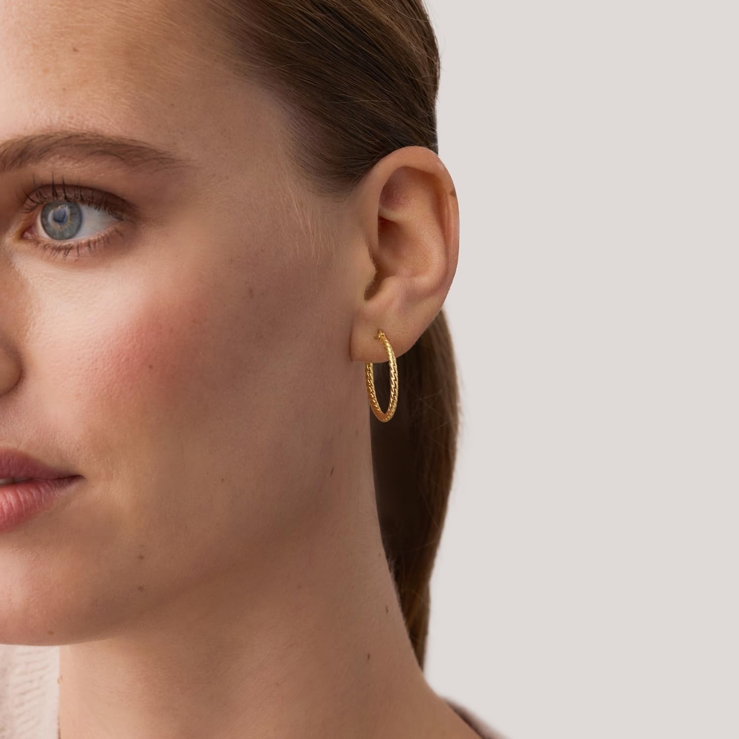 Detalle 2 de Amor Creolen Damen Ohrschmuck in Geschenkbox – 375er Echtgold, hypoallergen, zeitloses Design