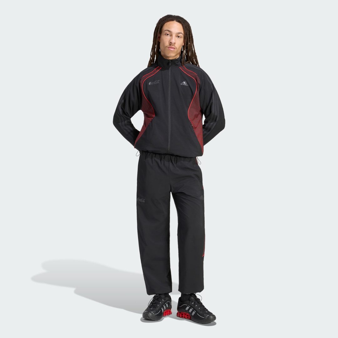 Detalle de Pantalón de chándal adidas x Coca-Cola Teamgeist 26: estilo y comodidad en negro