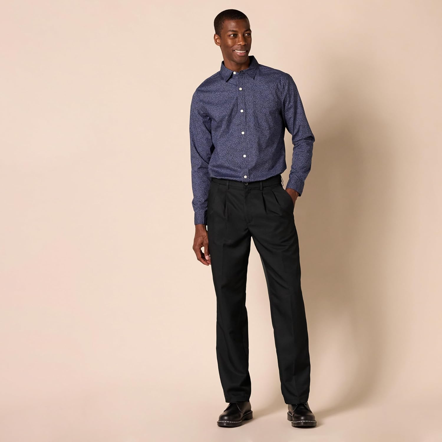 Detalle 1 de Amazon Essentials MAE65005SP18 Men's Classic-Fit Pleated Dress Trousers with Expandable Waist