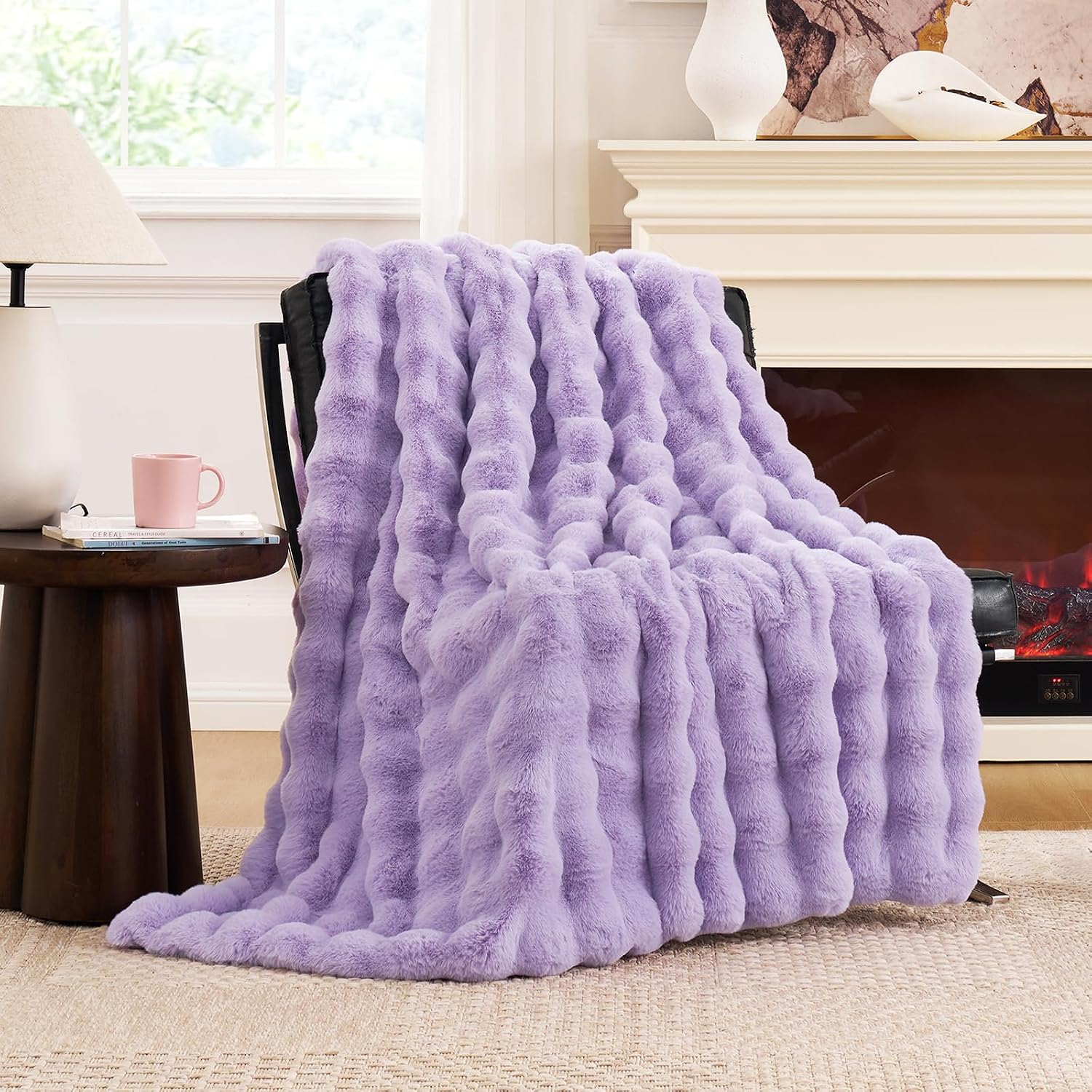 Detalle de Cozy Bliss Faux Fur Throw Blanket: Ultra-Soft Bubble Design for Couch and Bedroom