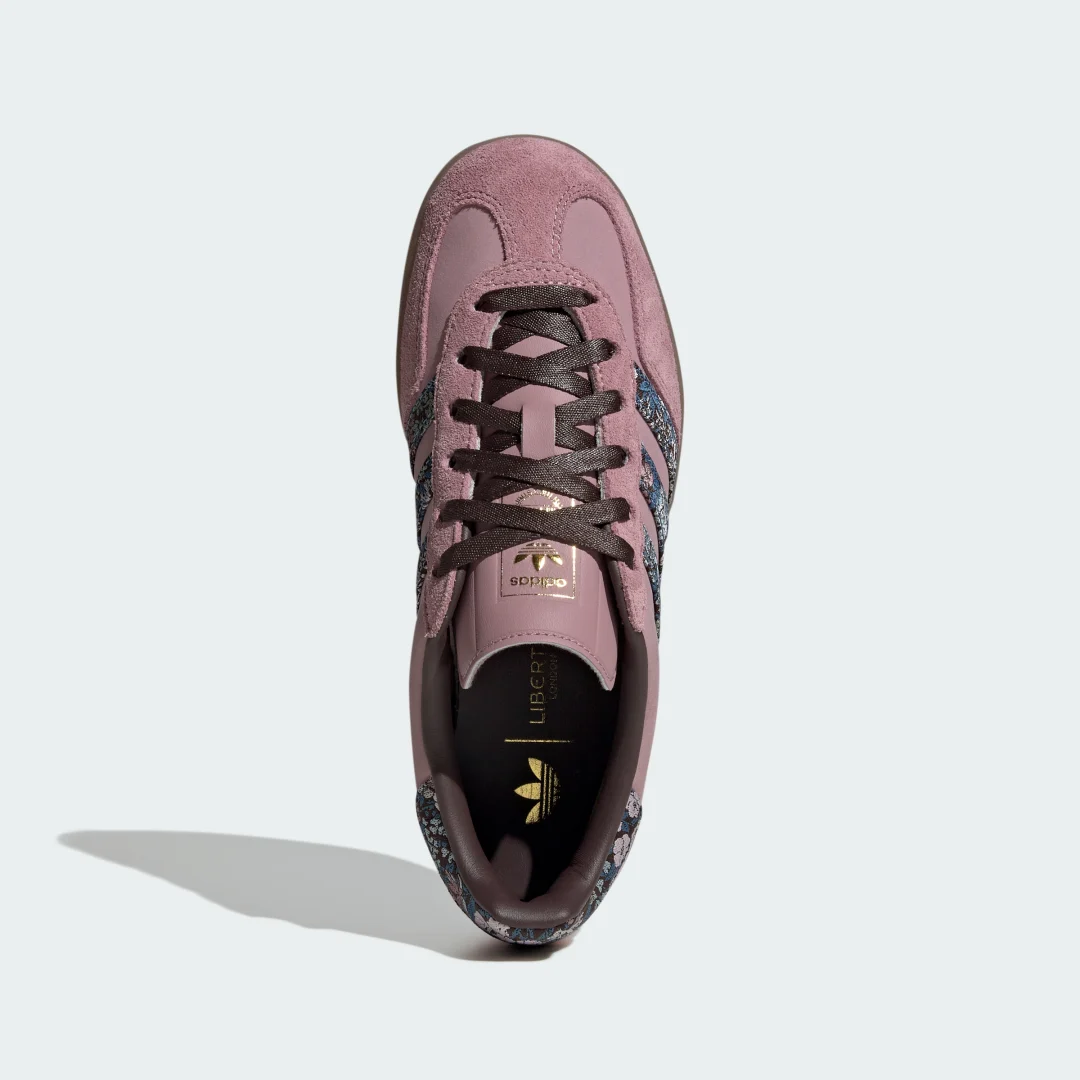 Detalle de Zapatilla Gazelle Indoor X Liberty London de Adidas — estilo urbano en violeta