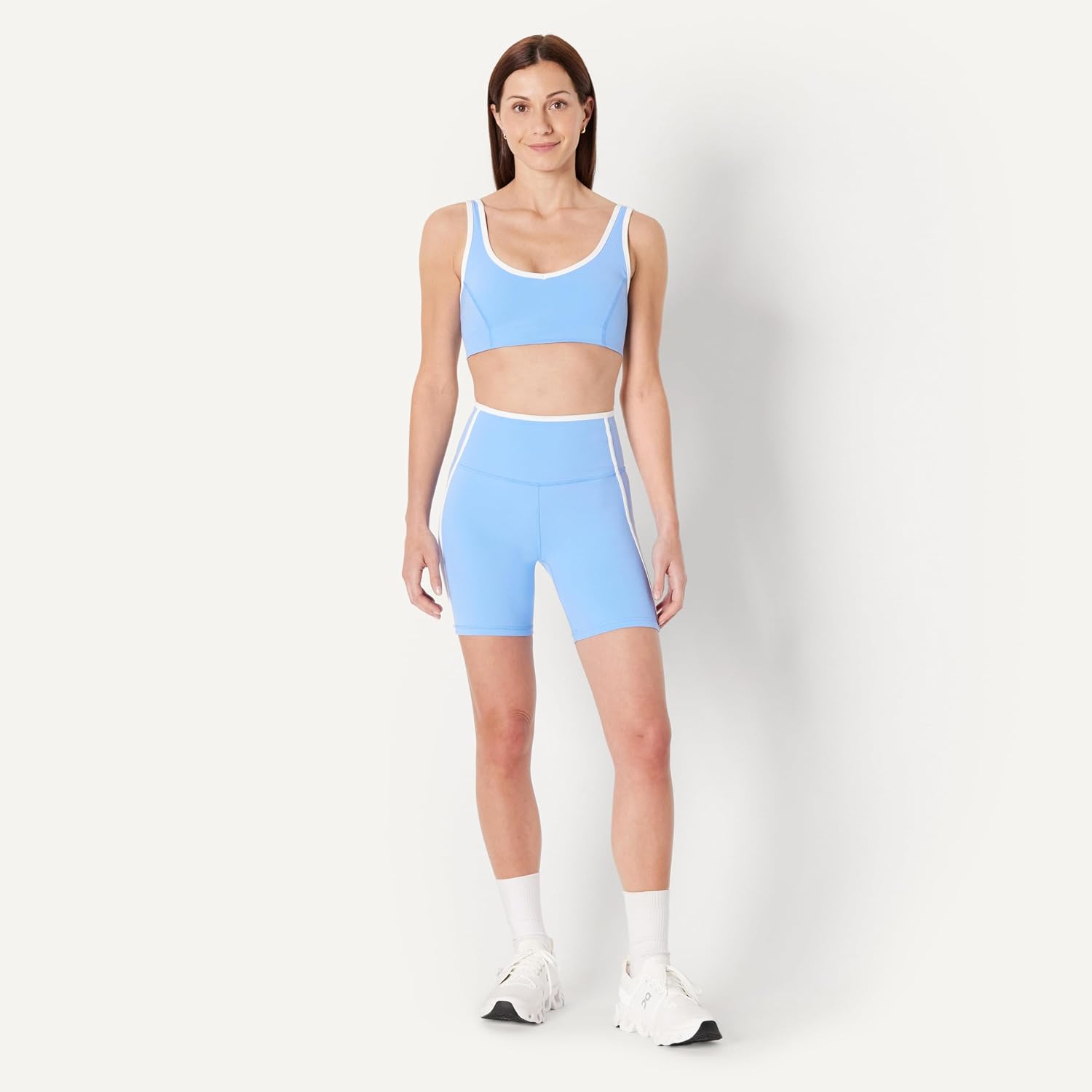 Detalle de Amazon Essentials Women’s Active FormFlex Buttery Soft Light Support V-Neck Sports Bra with Contrast Trim