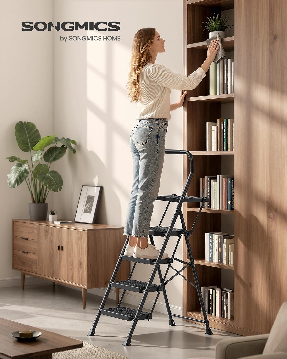 Detalle 2 de SONGMICS GSL204BZ01 vouwladder met 4 treden, stalen frame en antislip