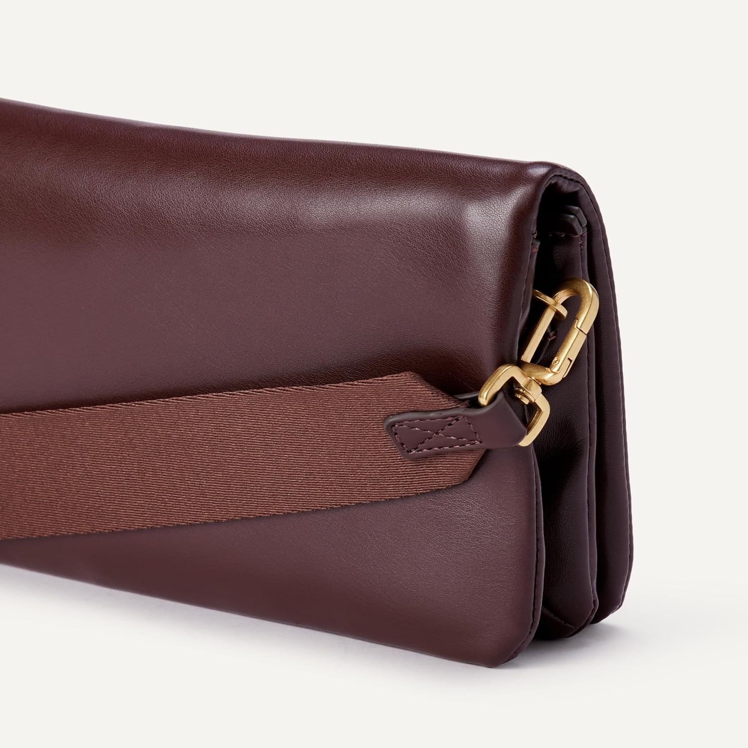 Detalle de Amazon Essentials Women's Lightweight Clutch Crossbody Bag